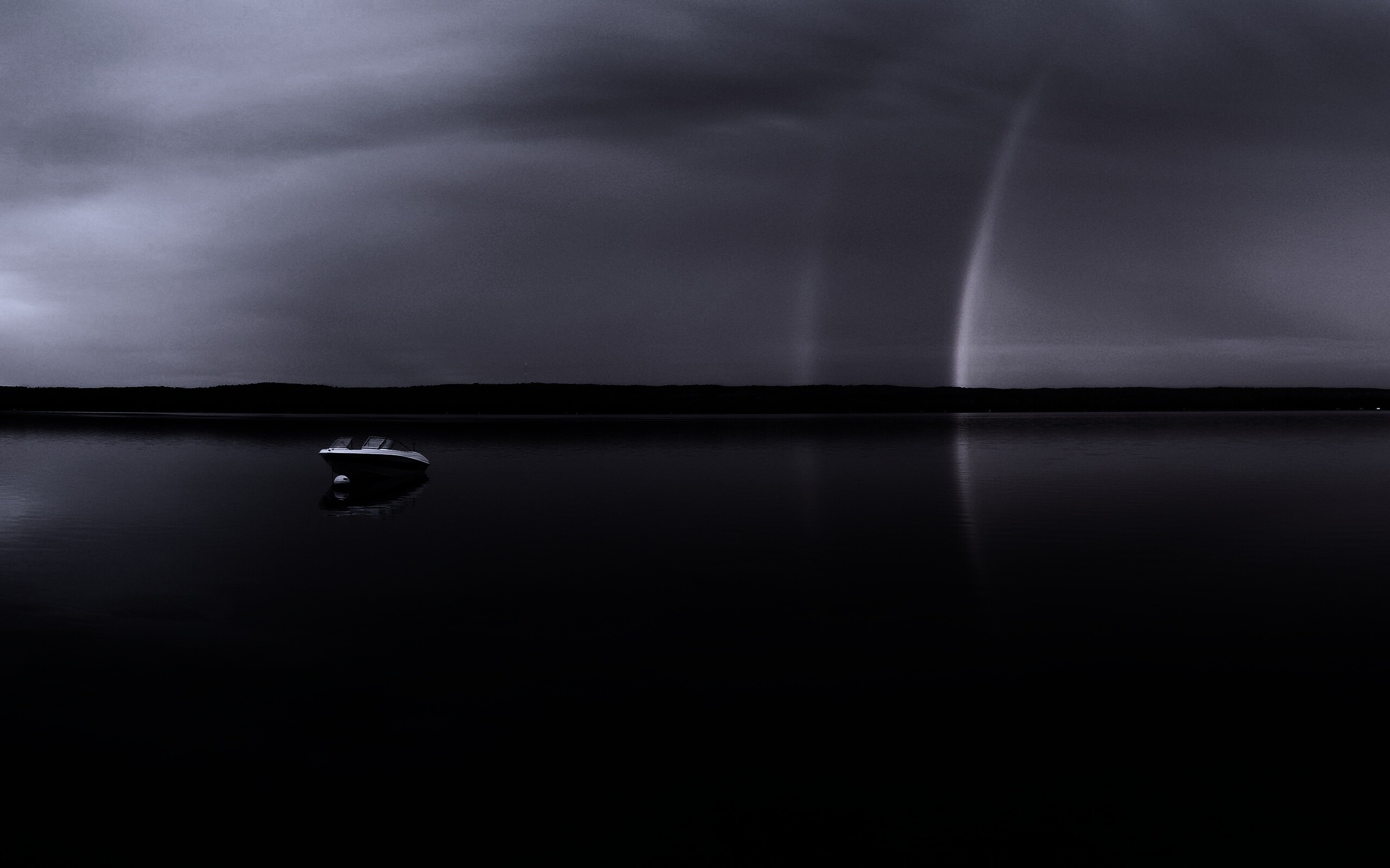 Катер на озере обои