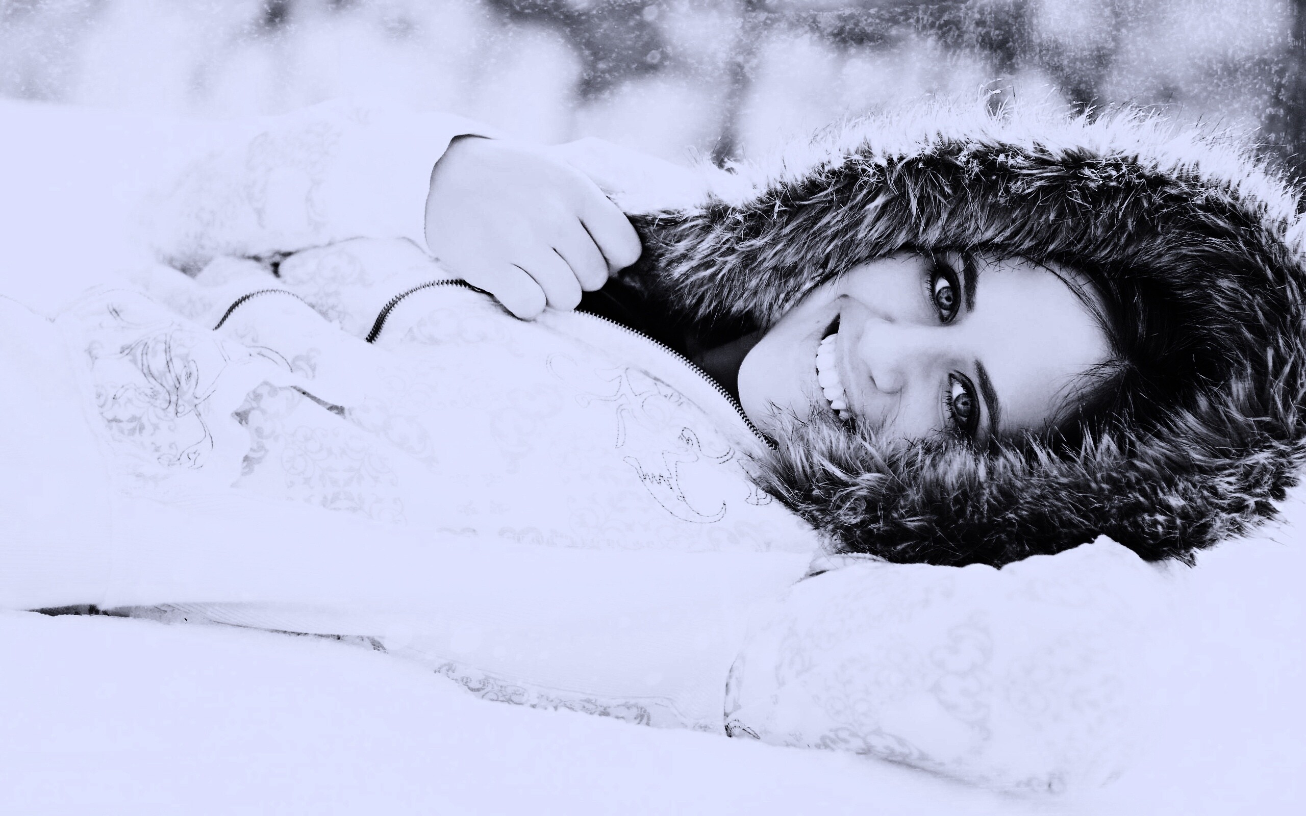 Девушка в снегу обои