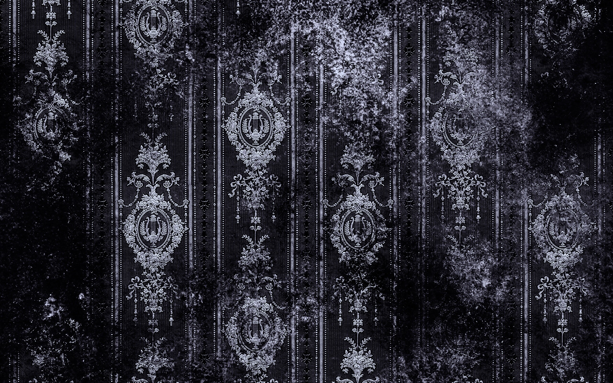 Старинные фиолетовые обои с узорами обои