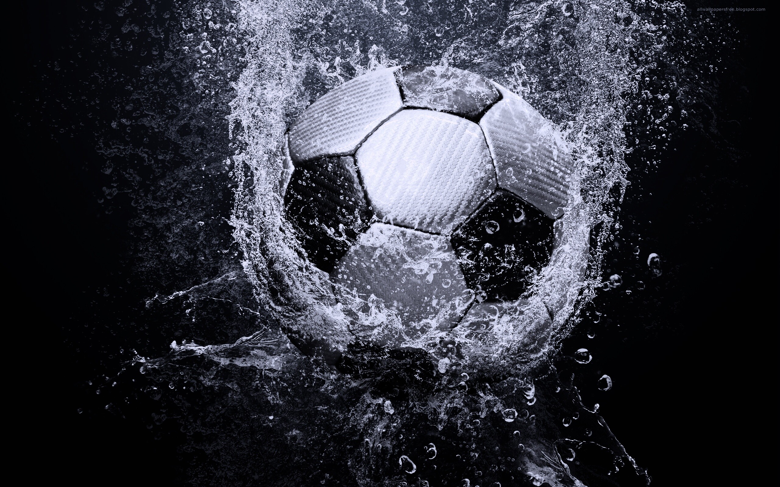 Футбольный мяч в воде обои