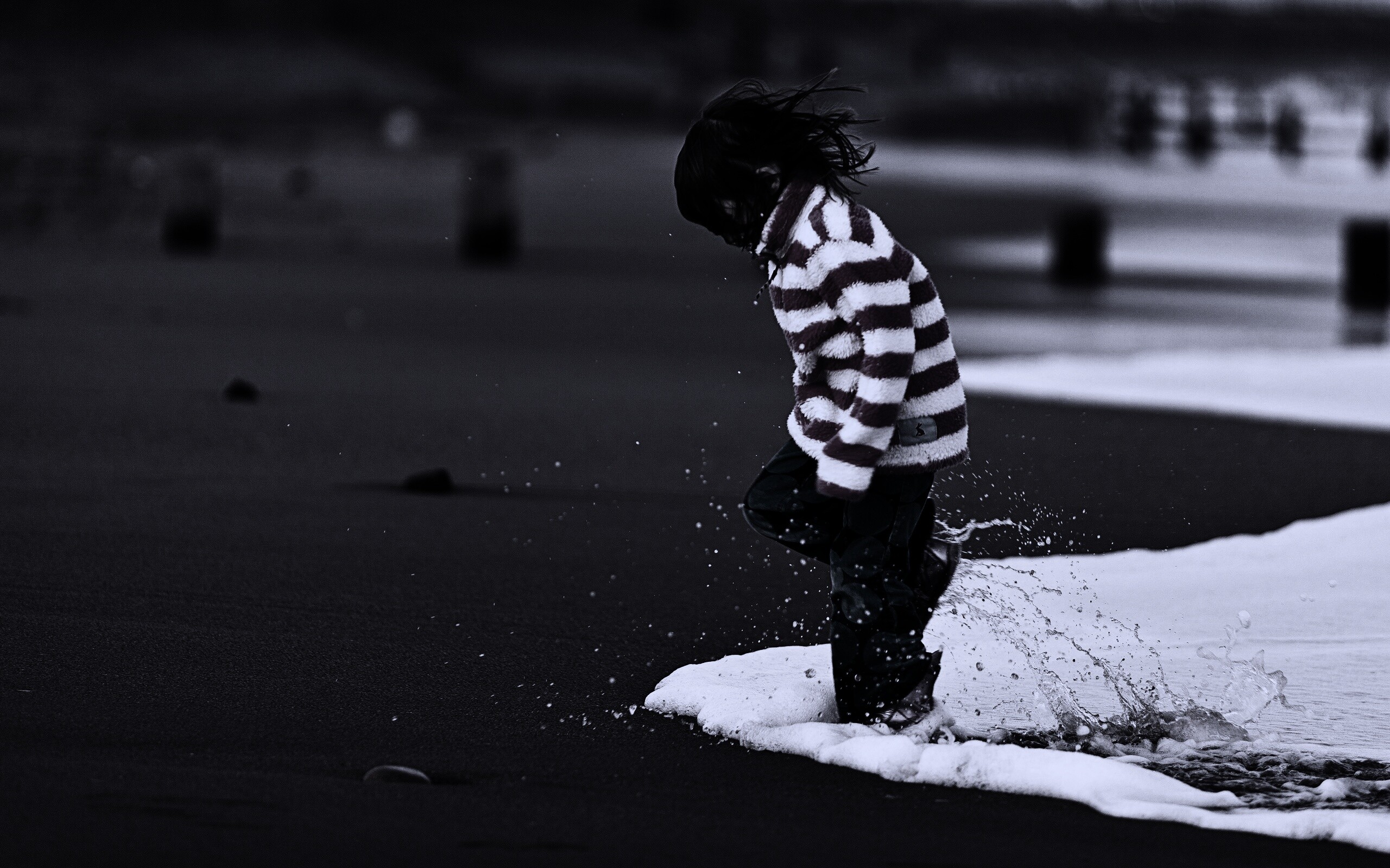 Ребенок и волна обои