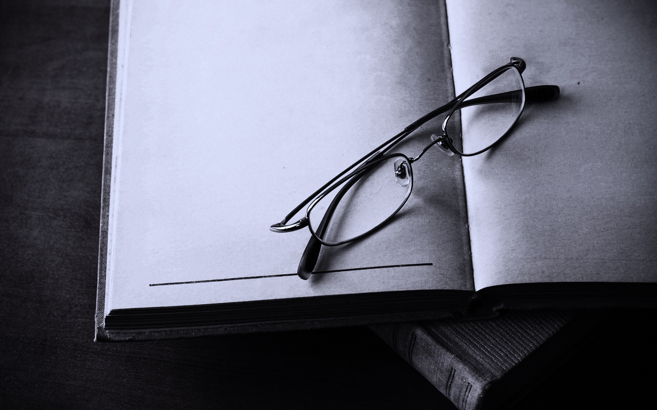 Очки и блокнот обои