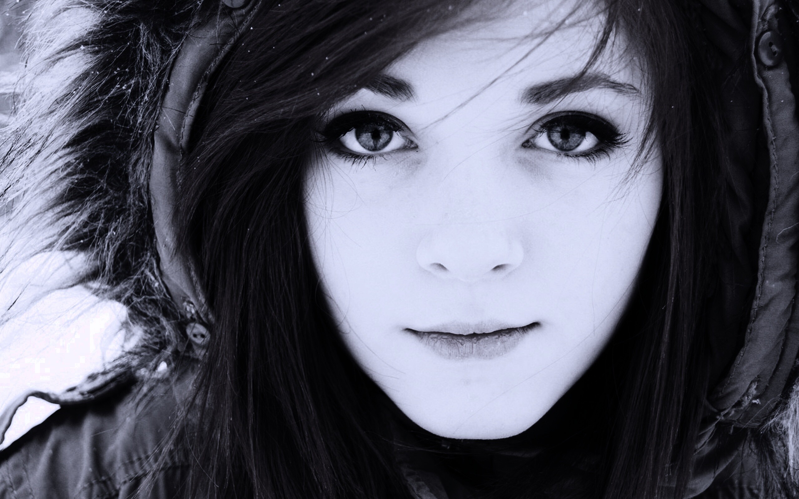 Рыжая в капюшоне обои