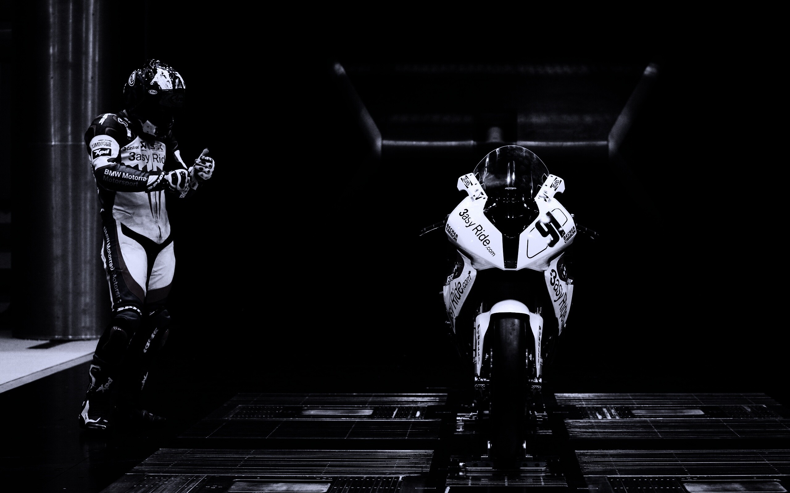 Мотоцикл на тестовом стенде обои