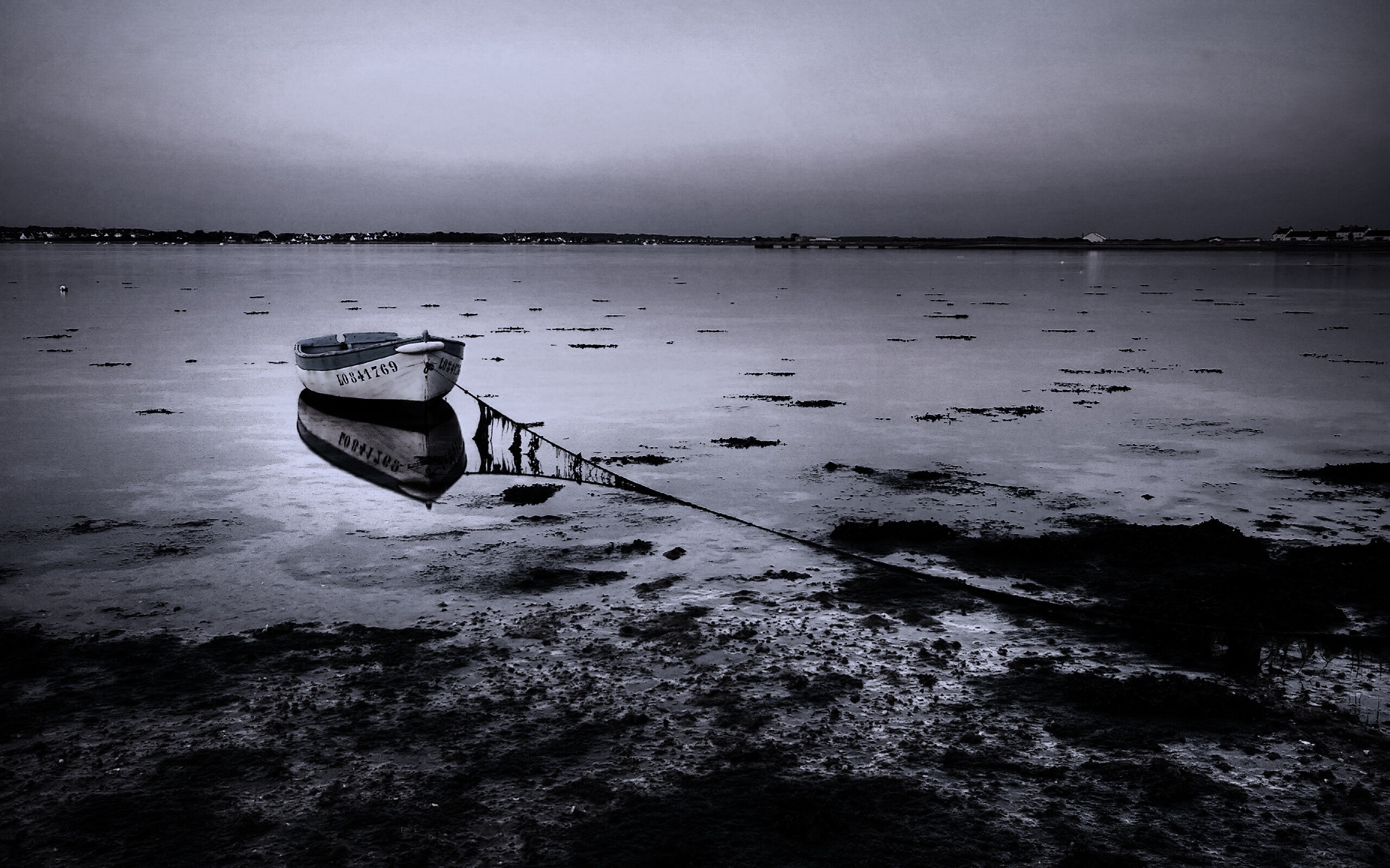 Лодка на илистом берегу обои