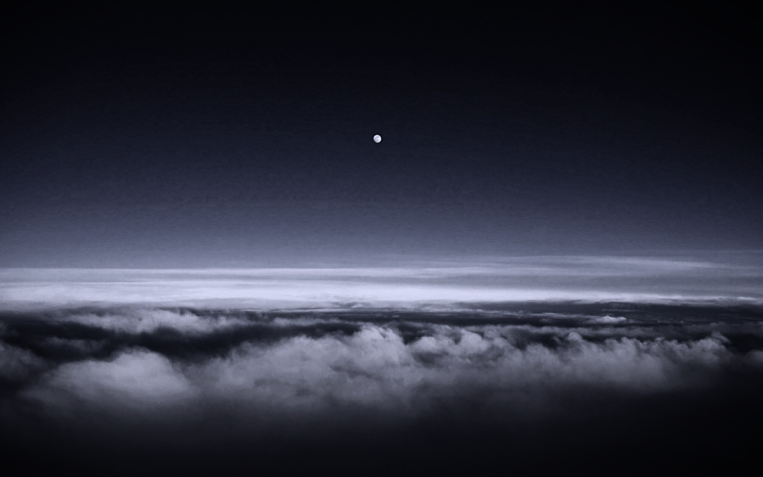 Одинокая луна над облаками обои