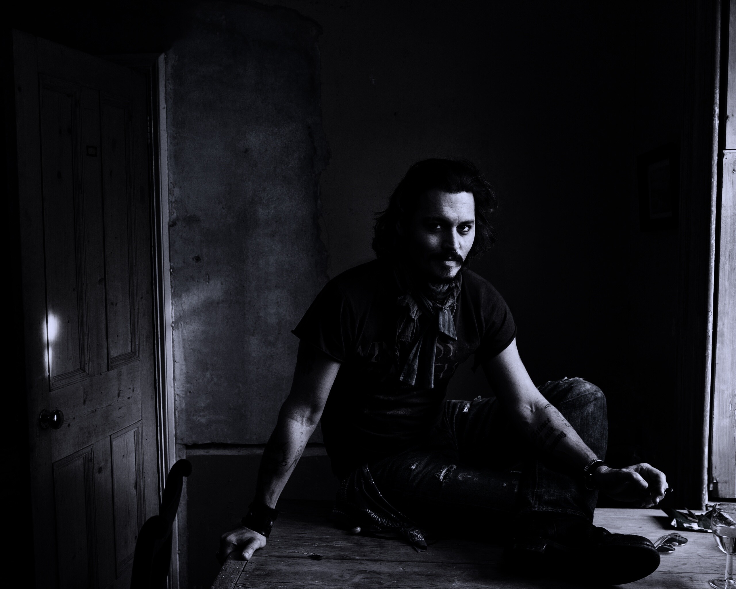 Джонни Депп на столе обои