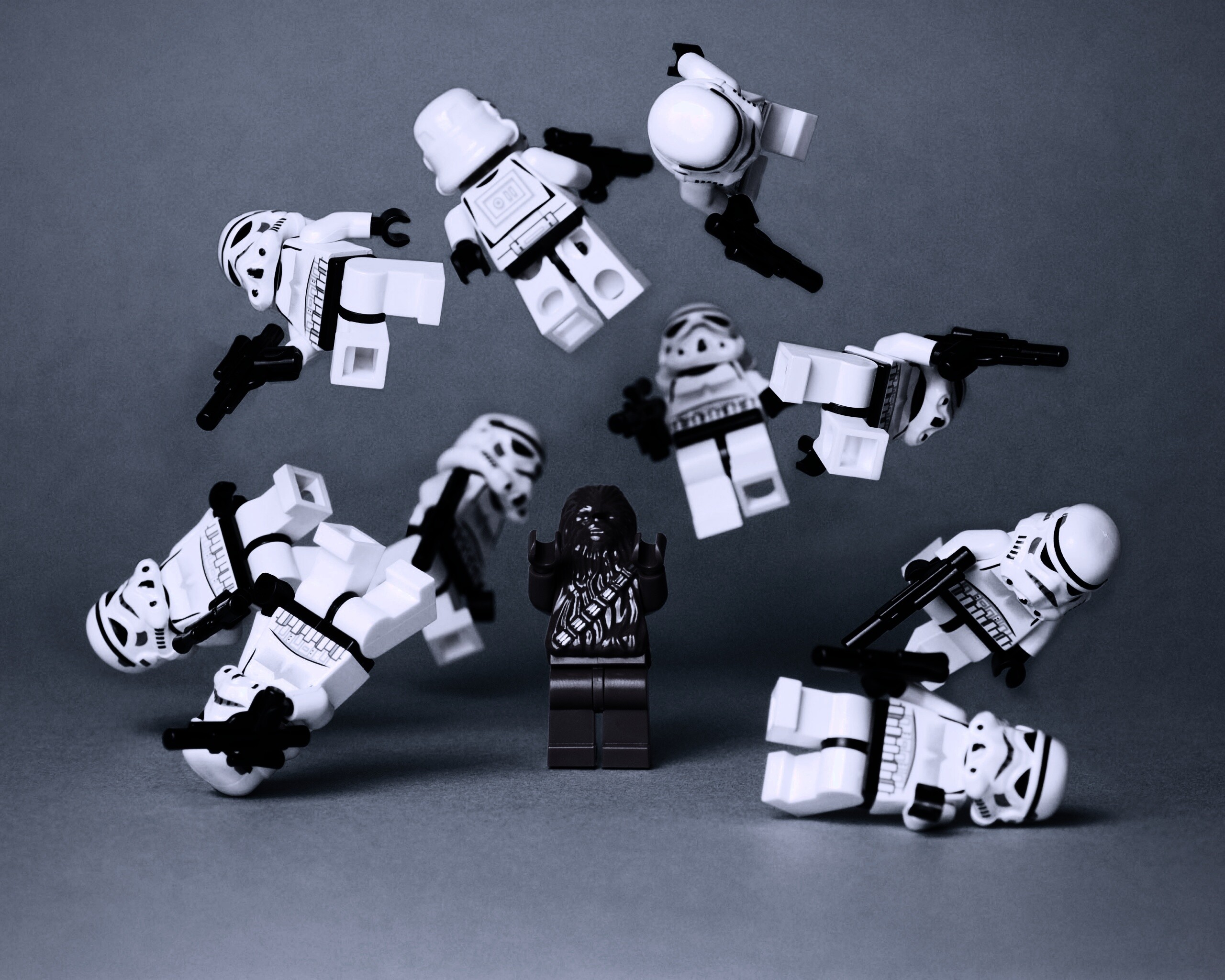 Чубака раскидывает имперских штурмовиков обои