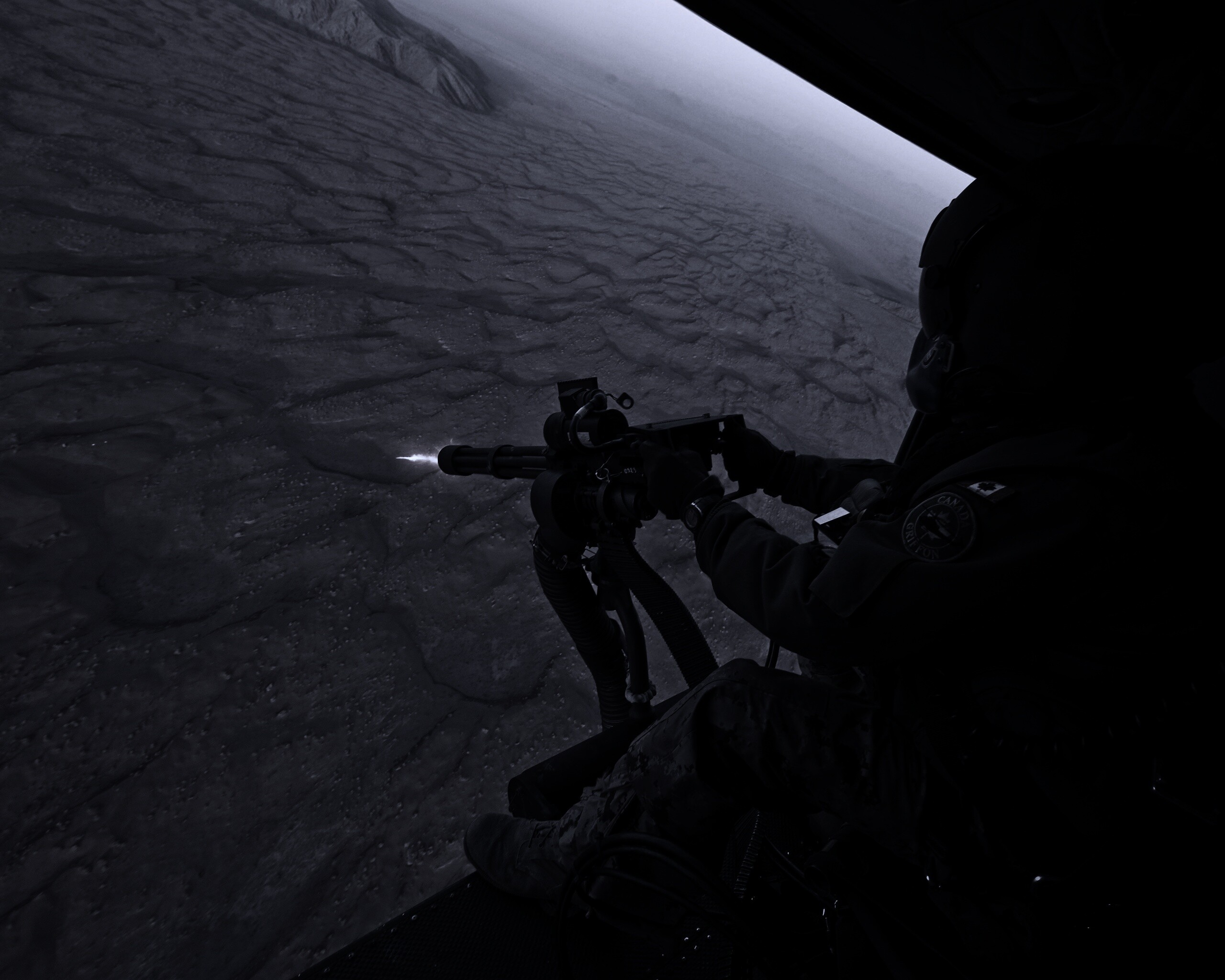 Обстрел с борта вертолета обои