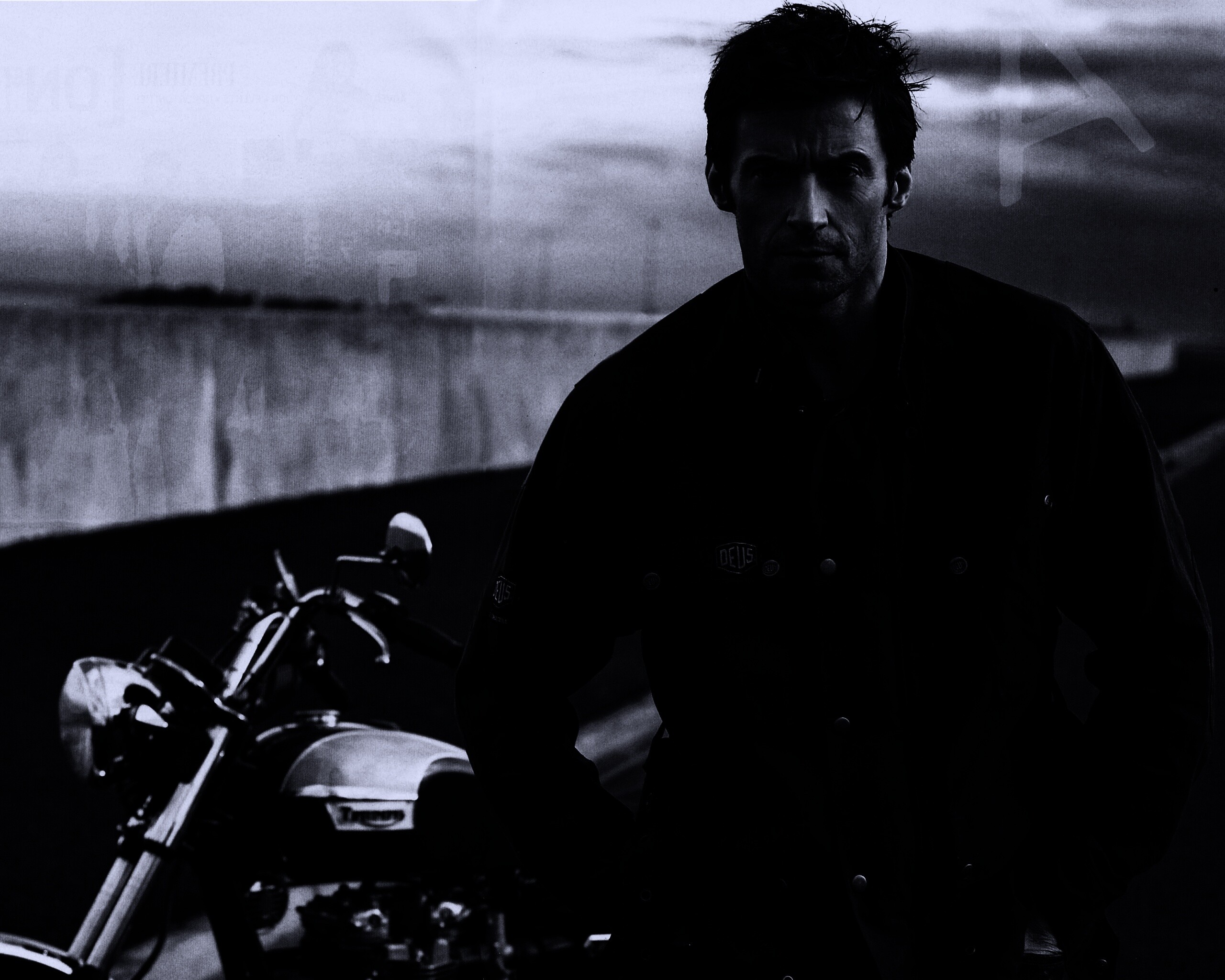 Хью Джекман с мотоциклом обои