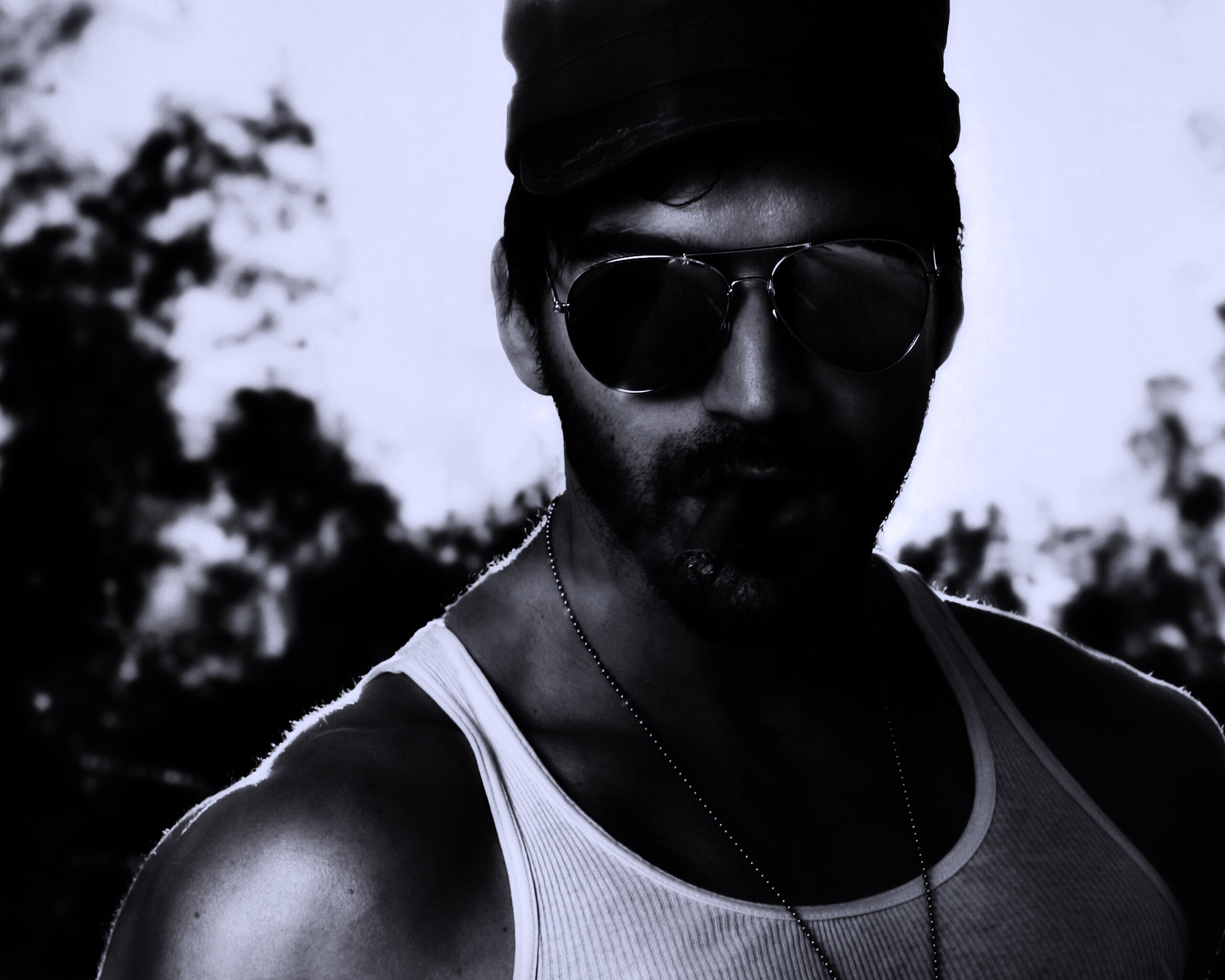 Суровый парень с сигарой обои