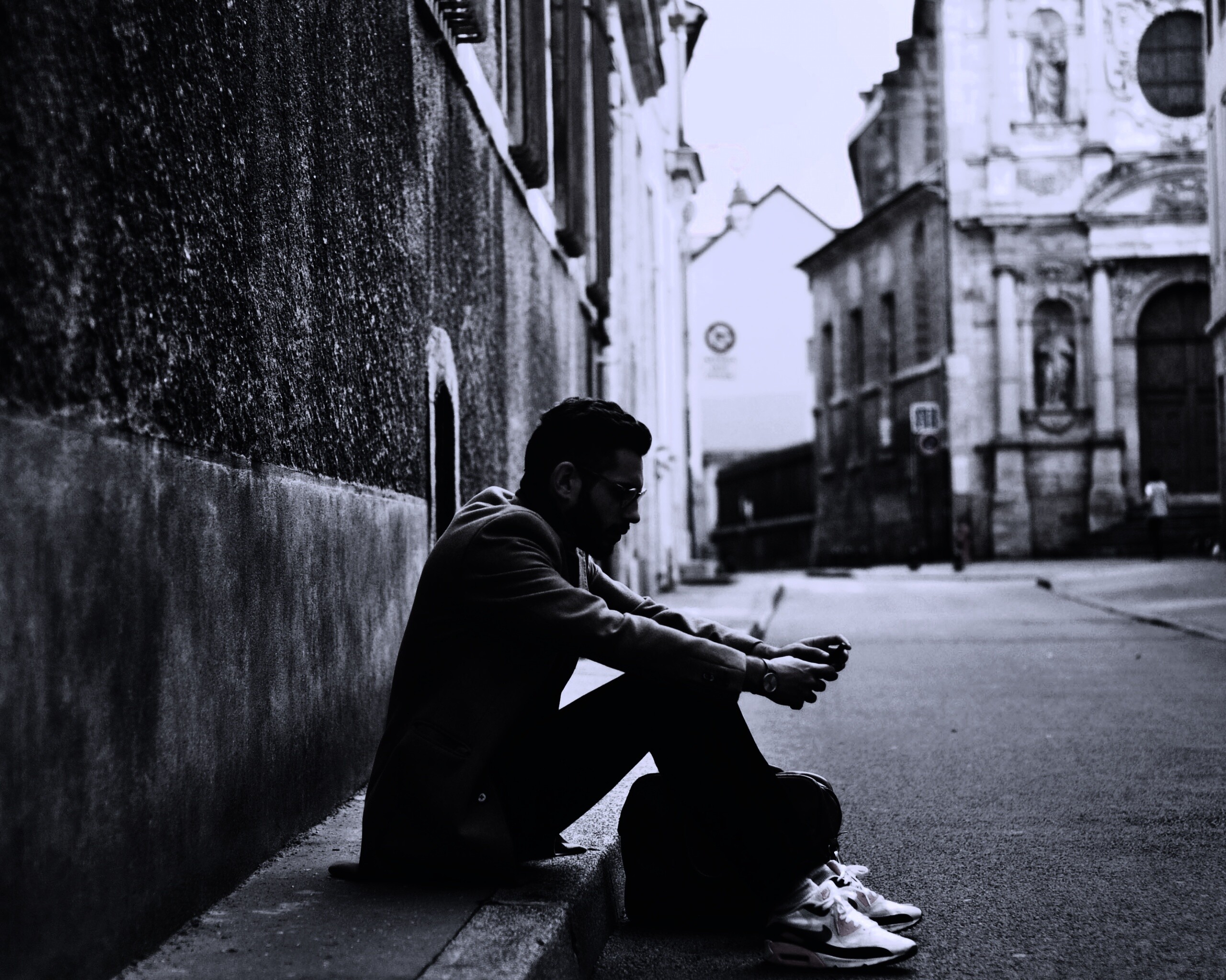 Хипстер с телефоном обои