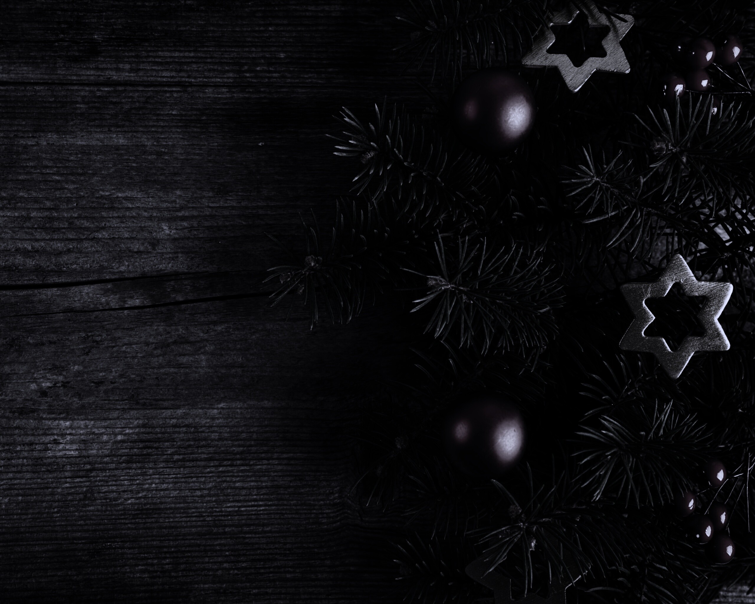 Новогодние игрушки на еловой ветке обои