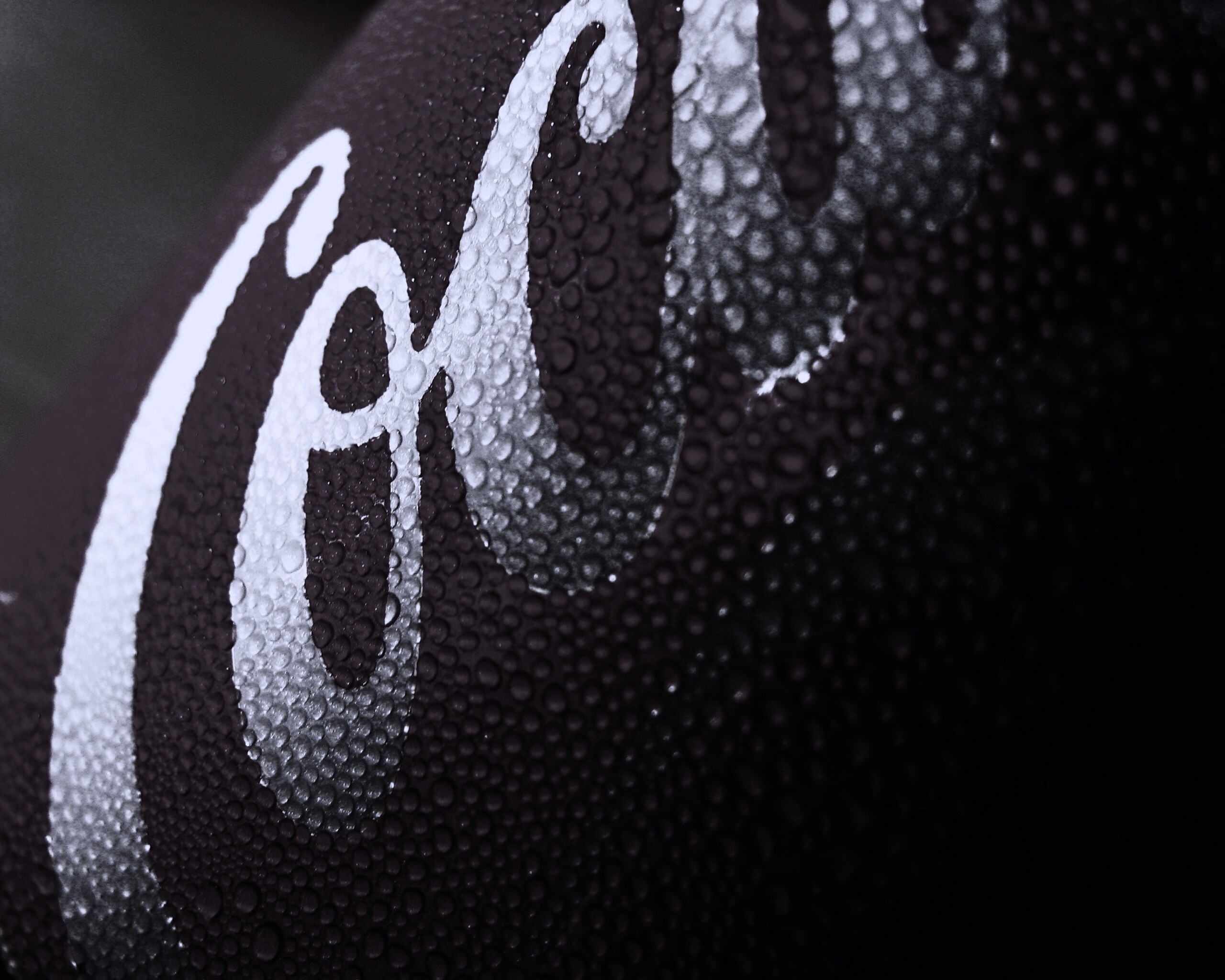 Запотевшая банка Кока-Колы обои