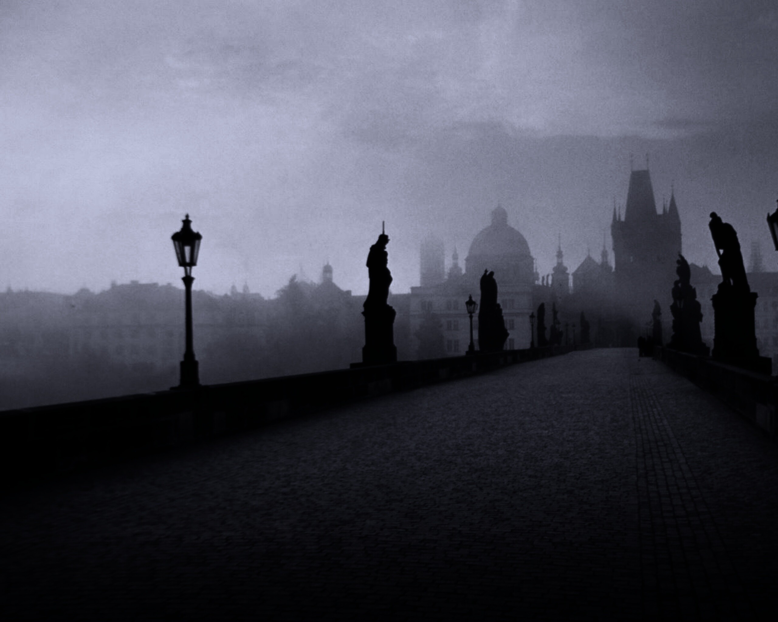 Мост с скульптурами обои