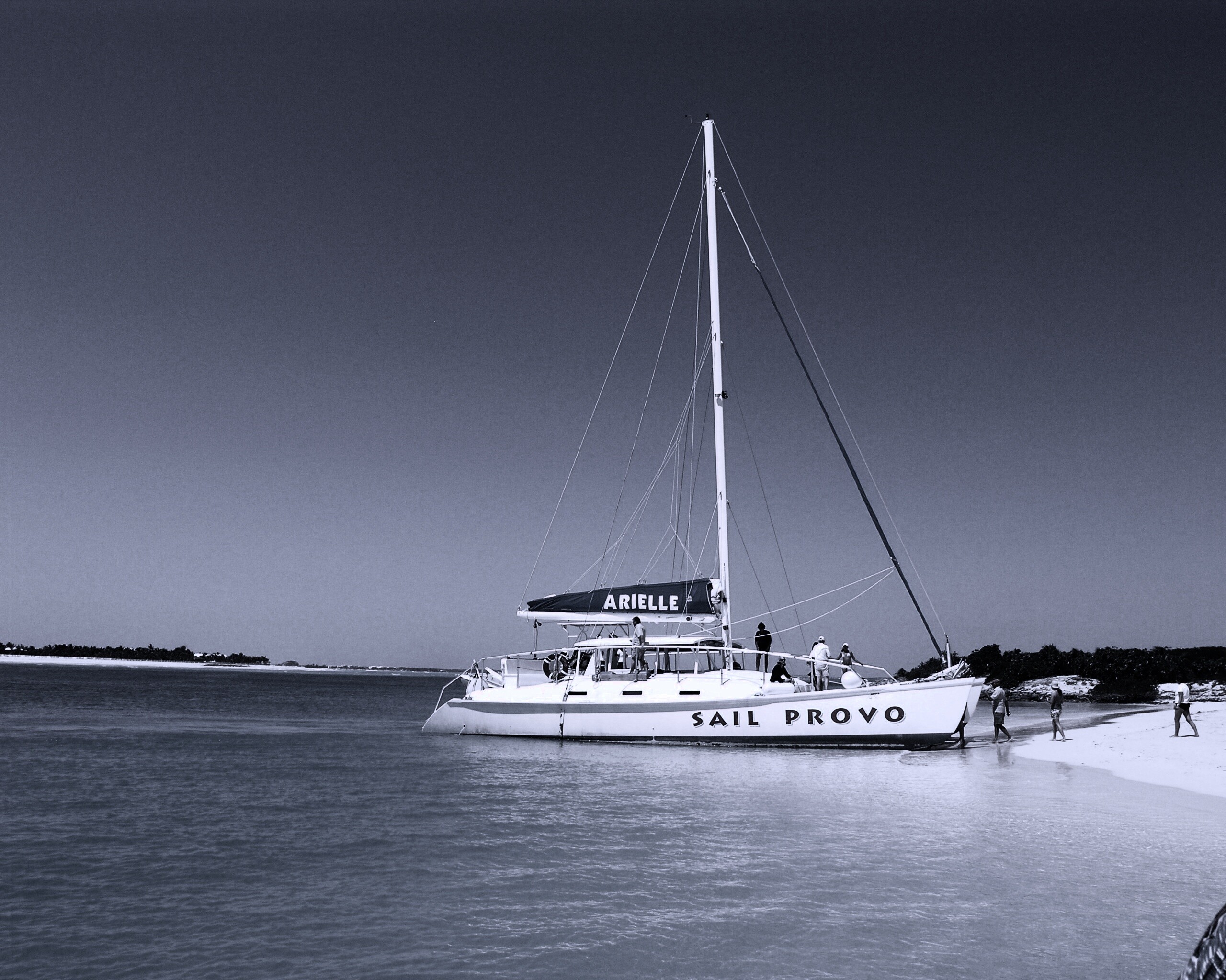 Яхта в голубой лагуне обои