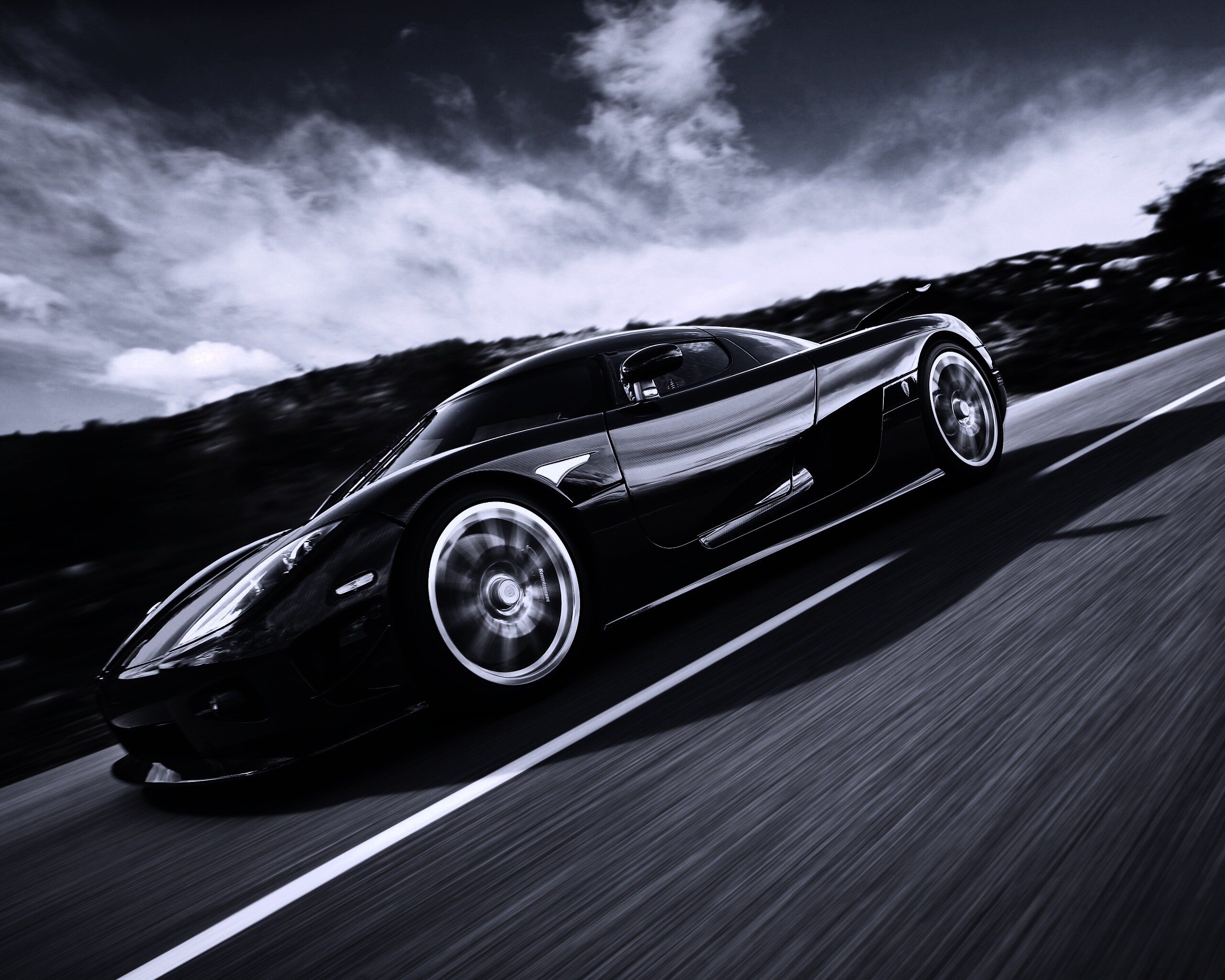 Автомобиль Koenigsegg мчится по трассе обои