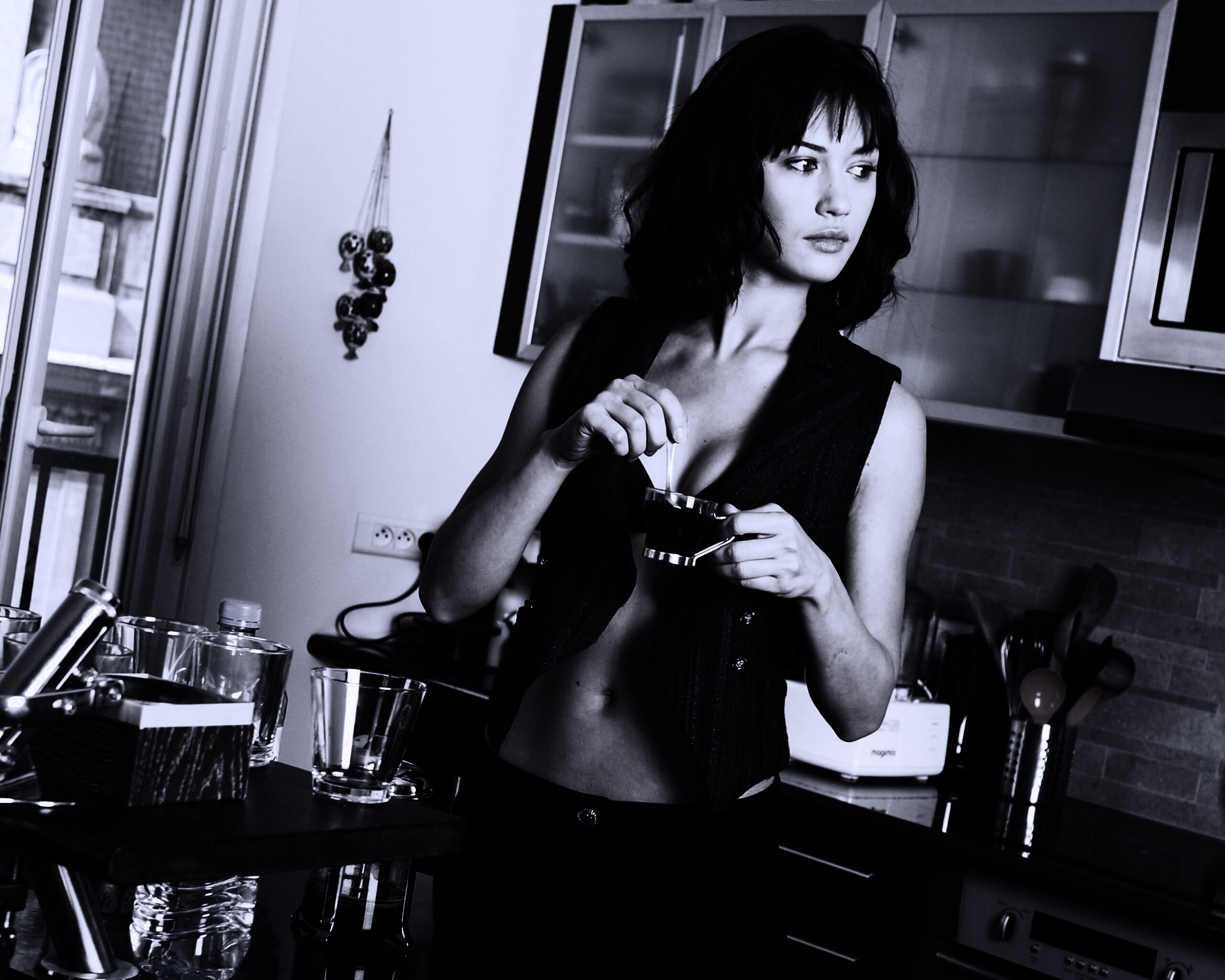 Ольга Куриленко пьет кофе обои