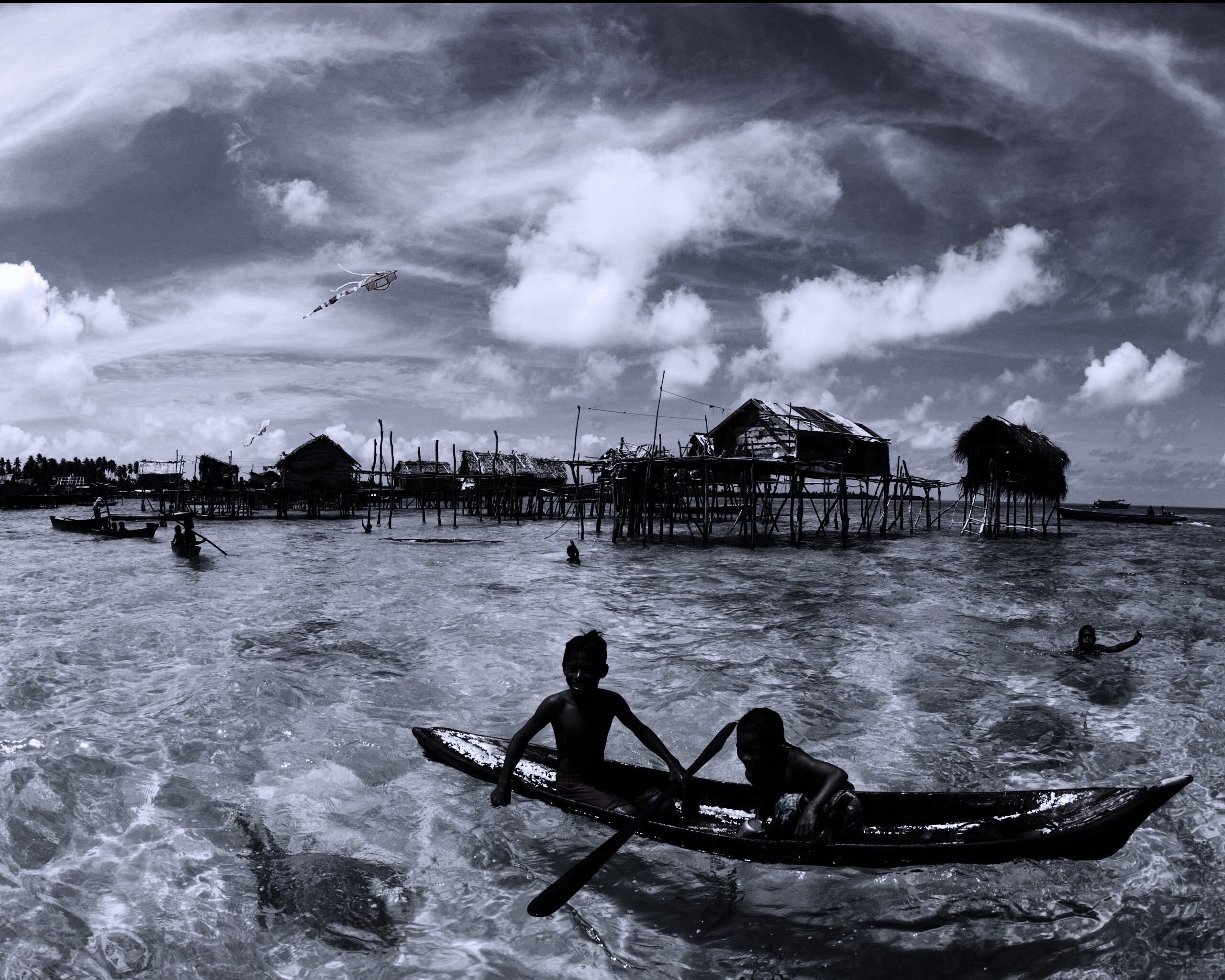 Дети в лодке у поселения туземцев обои