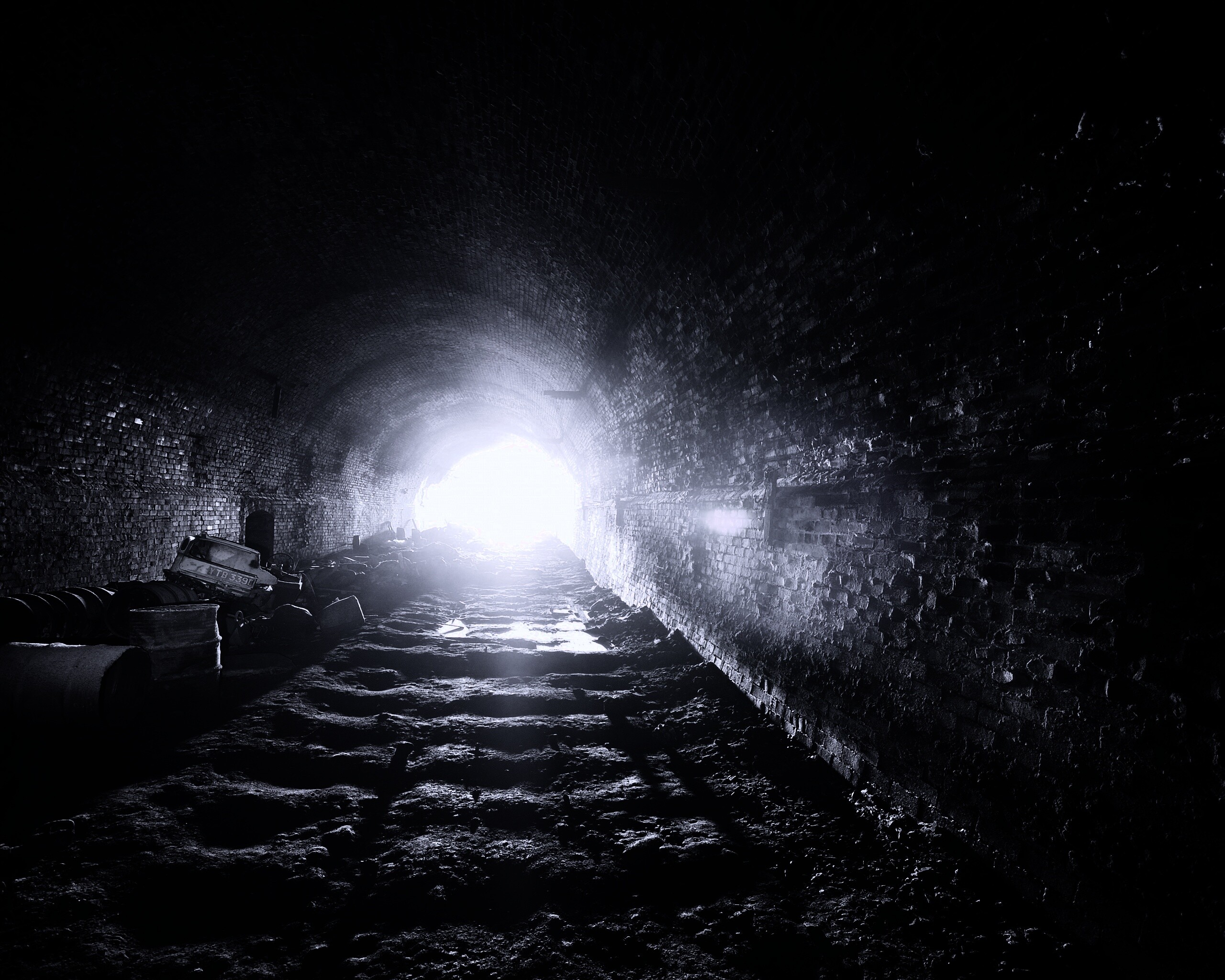 Захламленный тоннель обои