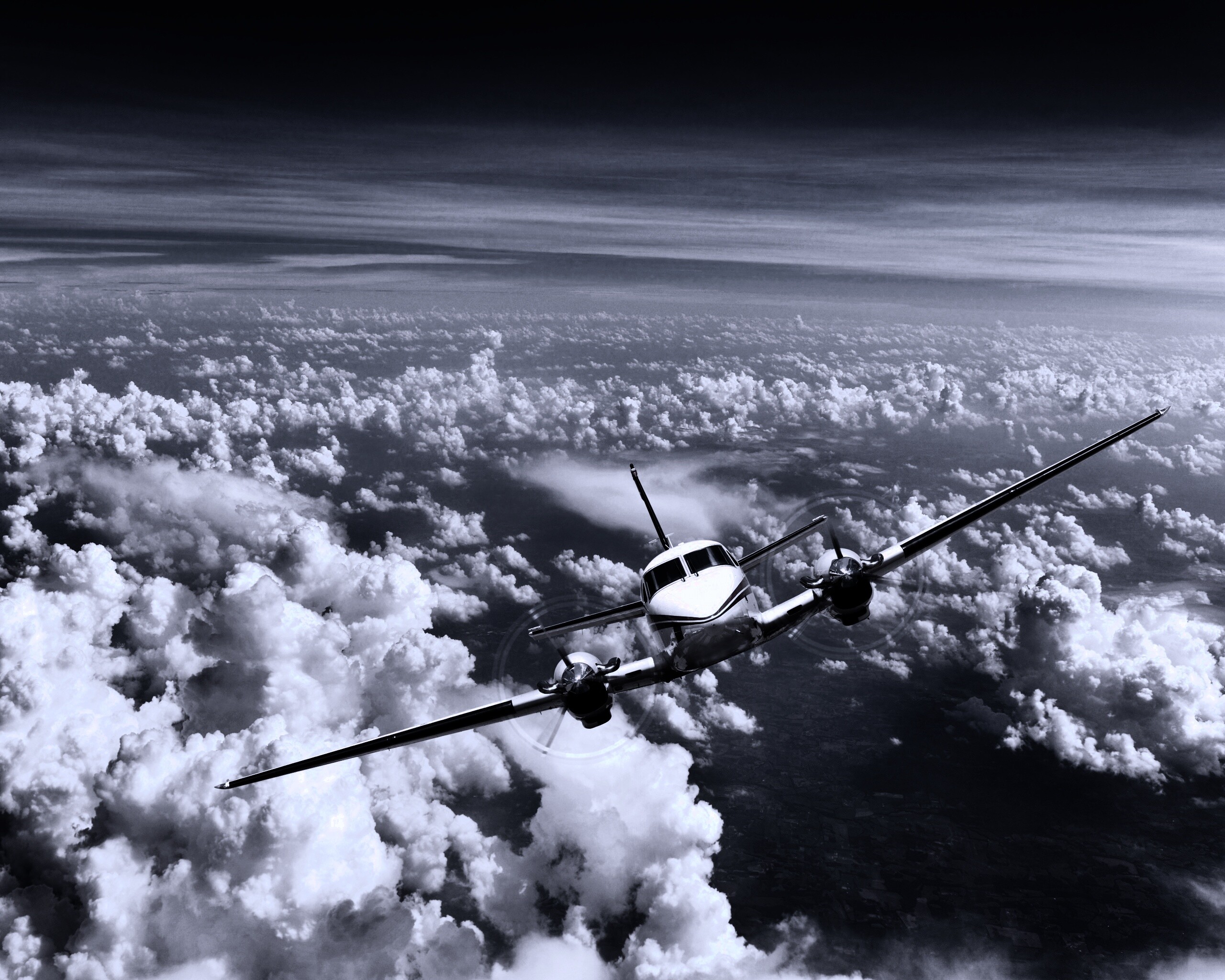 Самолет над облаками обои