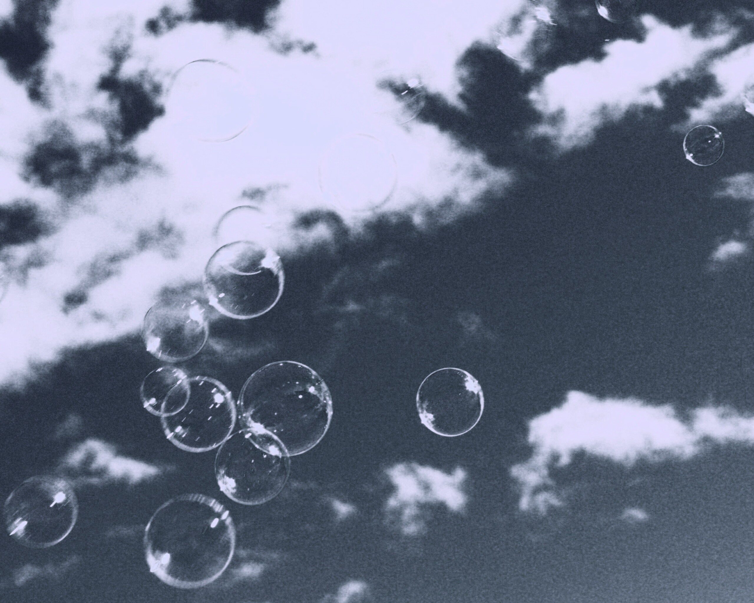 Мыльные пузыри в небе обои