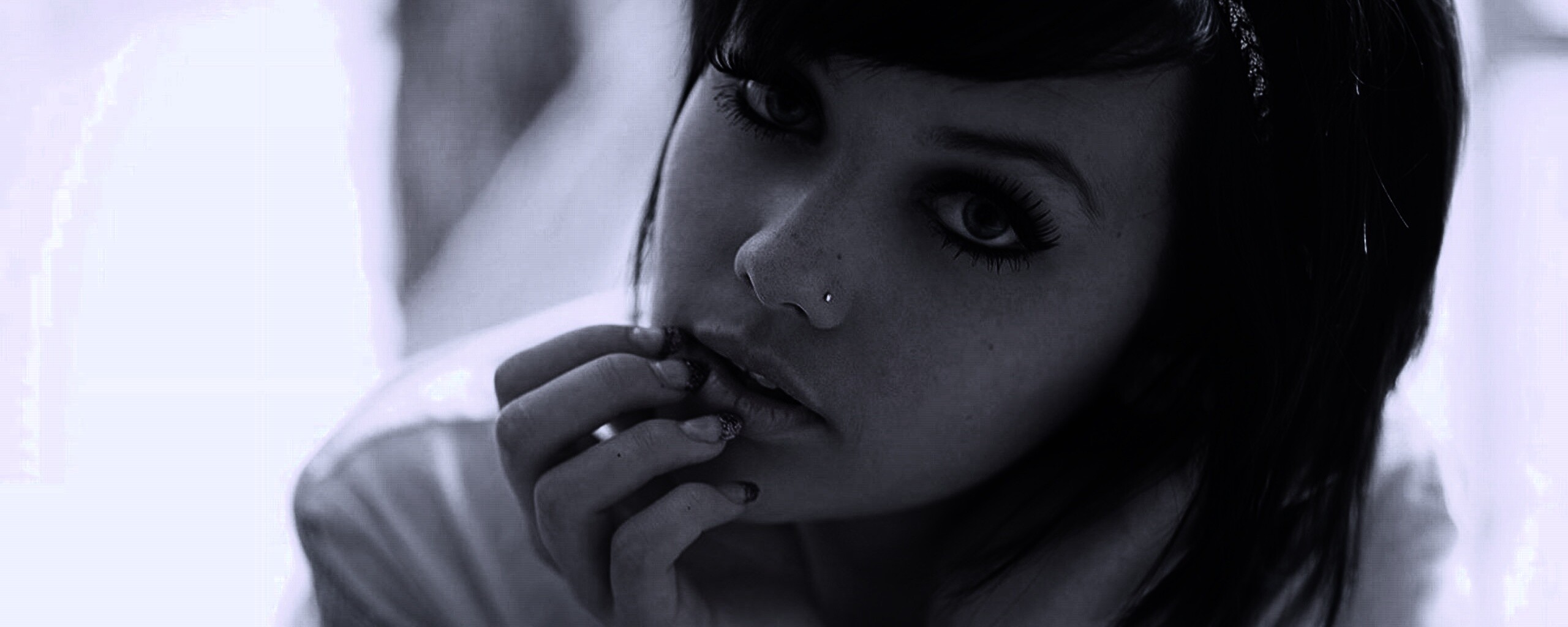 Задумчивая девушка обои