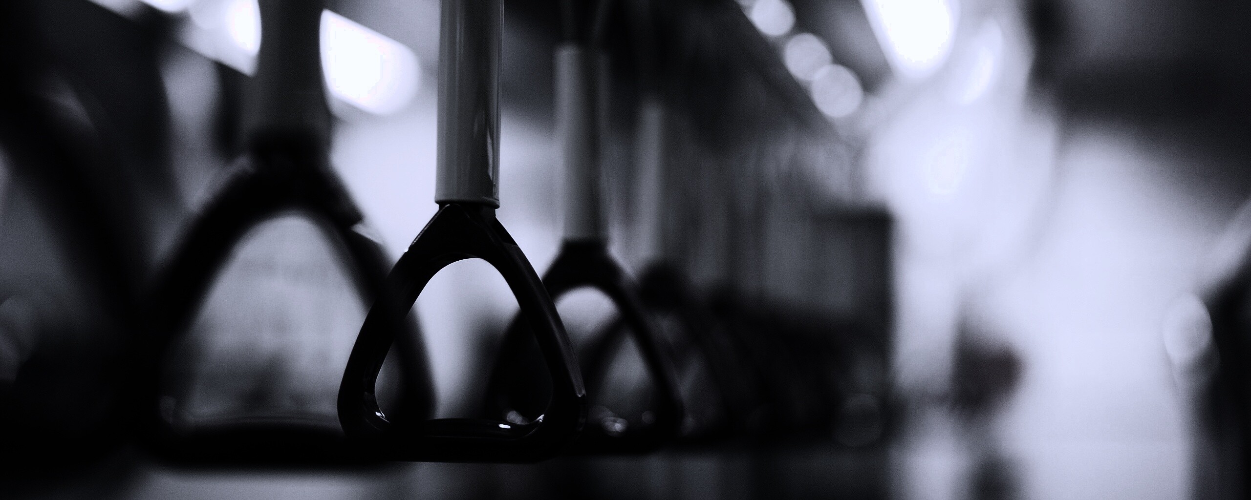 Поручни в метро обои