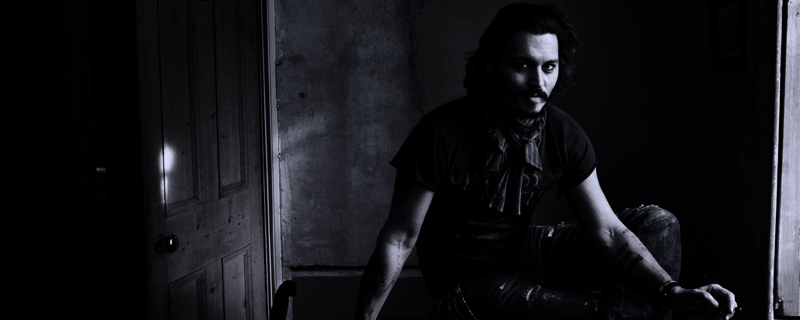 Джонни Депп на столе обои