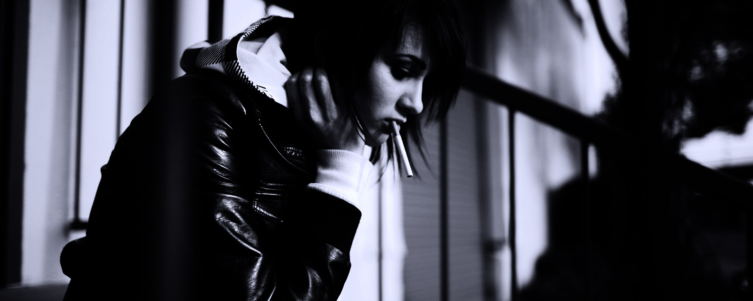 Девушка с сигаретой обои