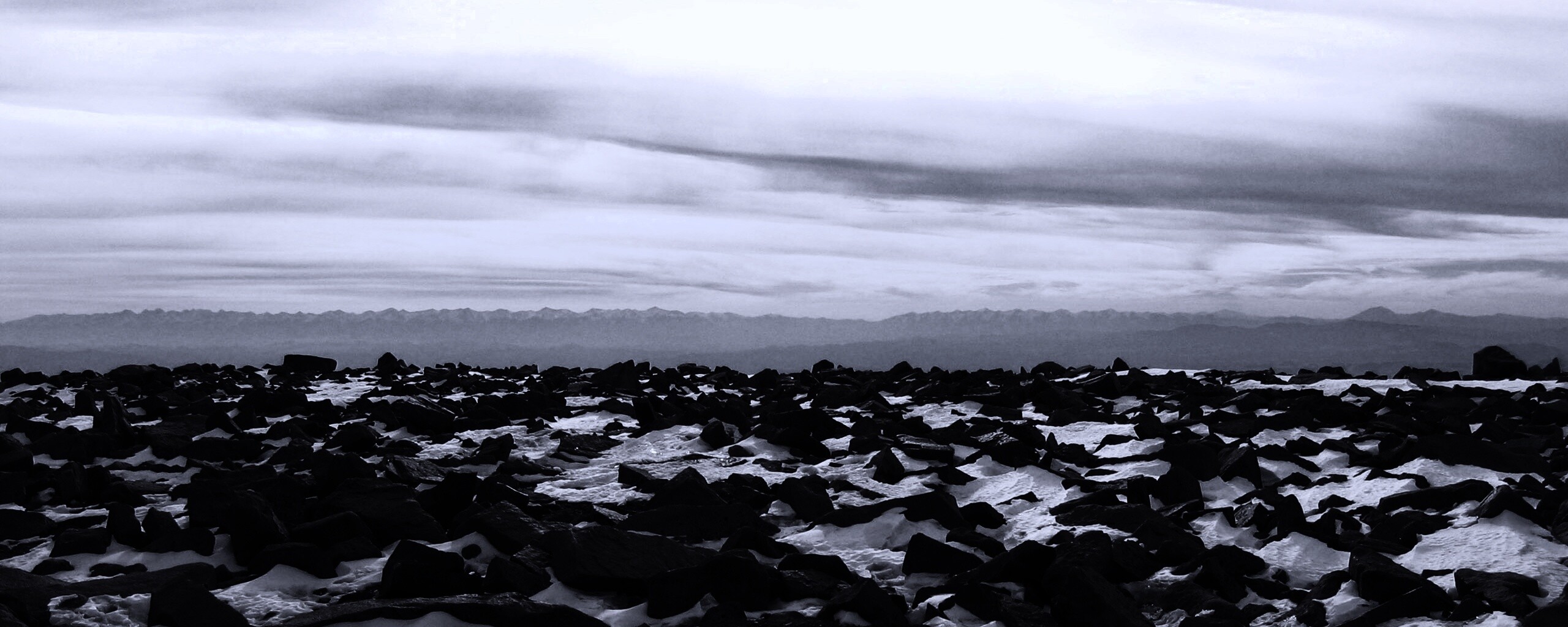 Заснеженная каменистая равнина обои