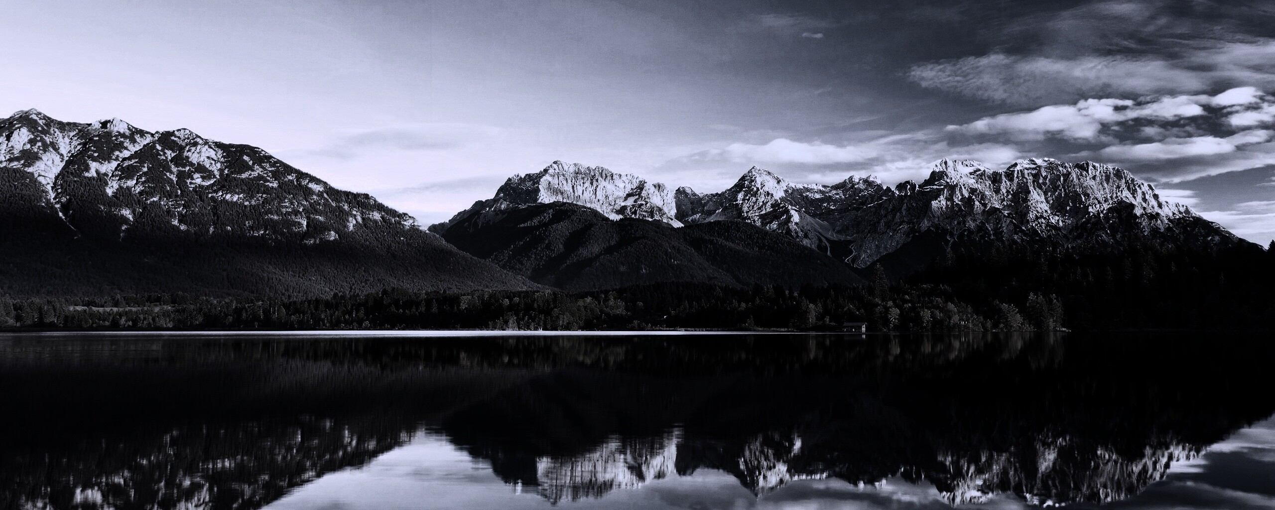 Горы отражаются в озере обои