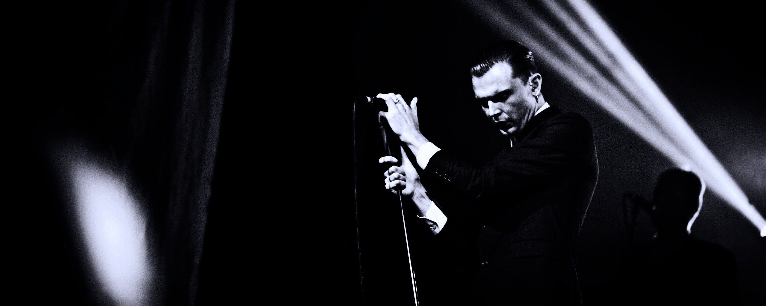 Тео Хатчкрафт на сцене обои