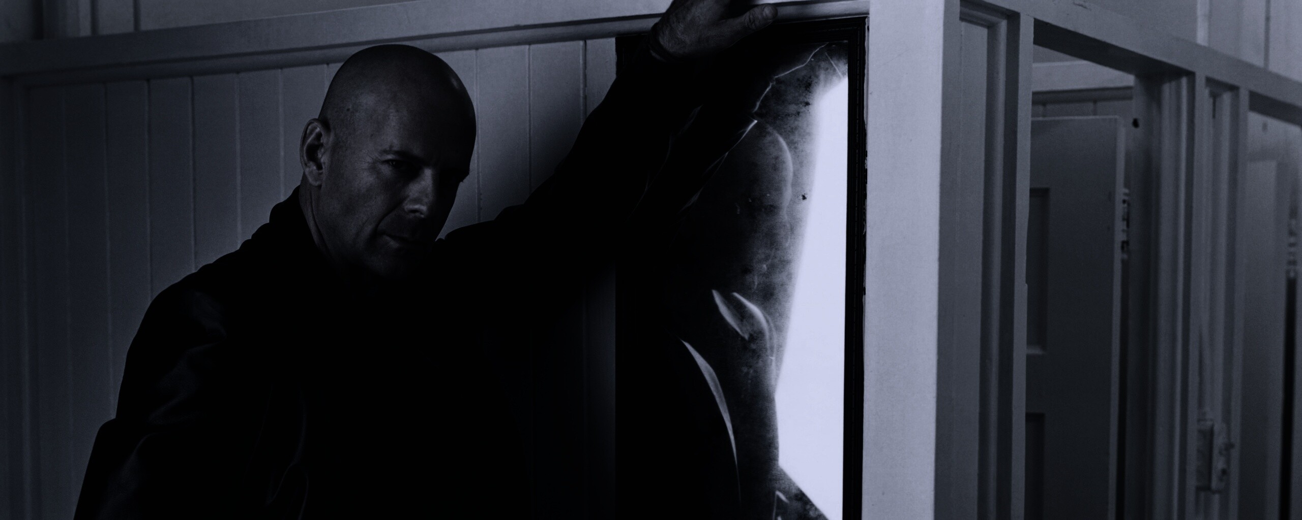 Брюс Уиллис у зеркала обои