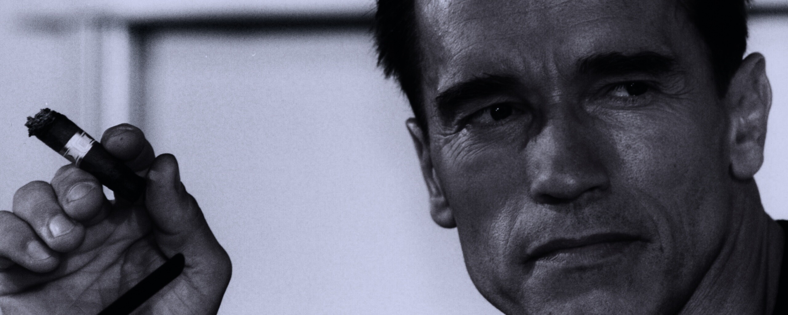 Арнольд Шварцнеггер с сигарой обои