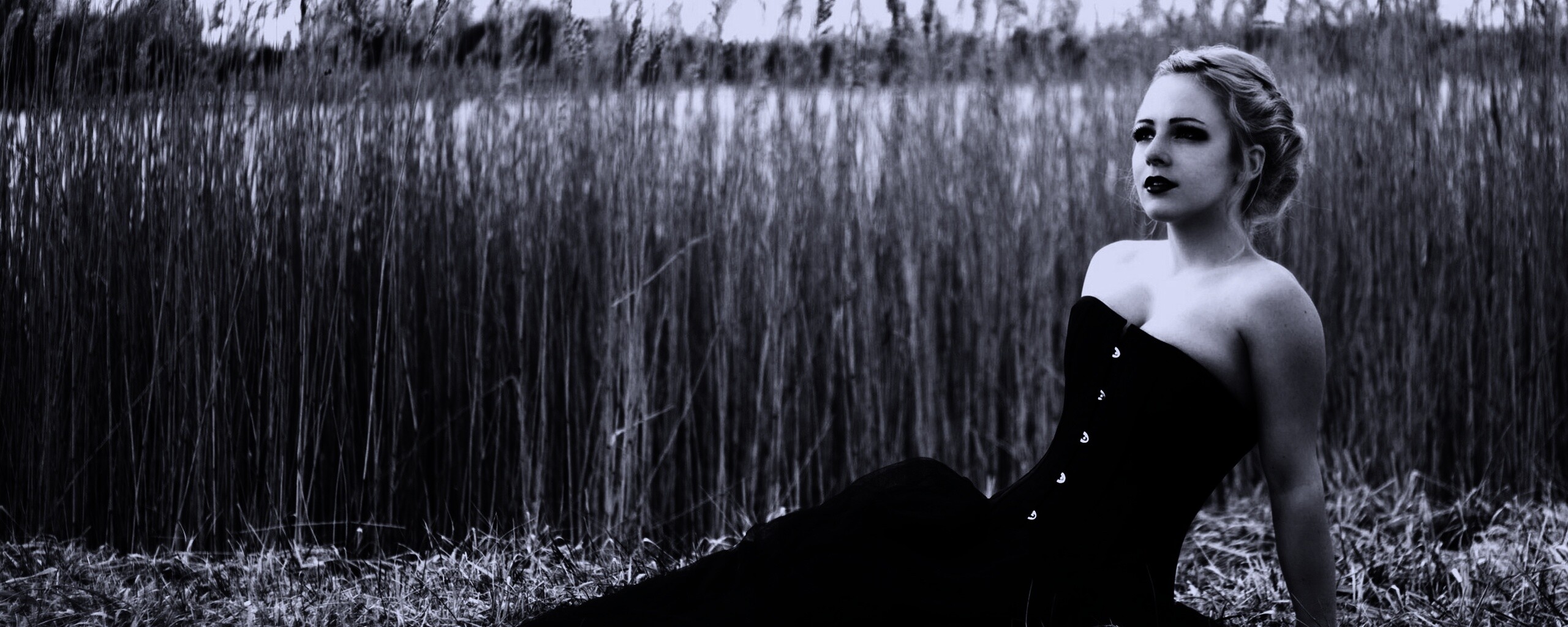 Девушка на траве в черном корсете обои