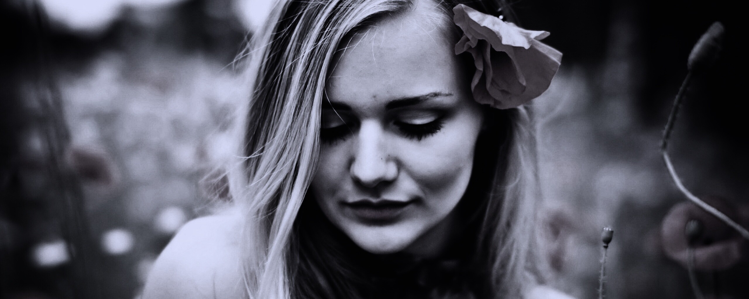 Блондинка в маках обои