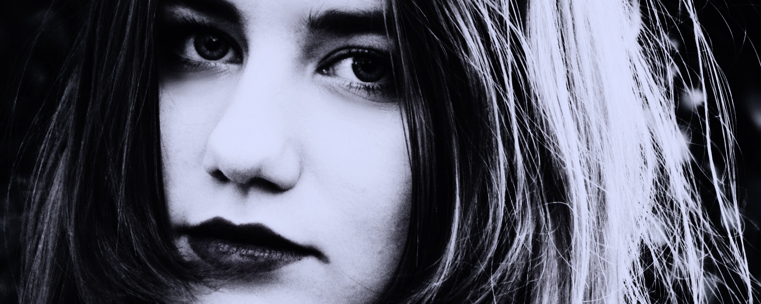 Взгляд голубоглазой девушки обои