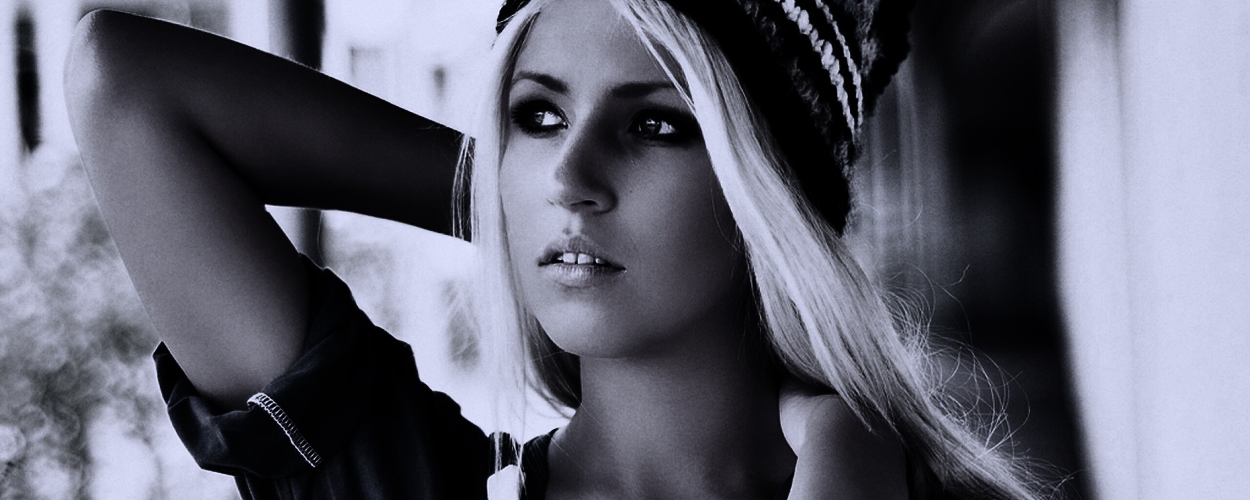 Блондинка в вязанной шапке обои