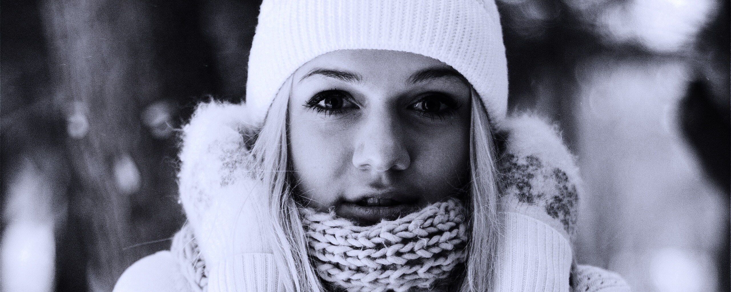 Девушка в белом в снежном лесу обои