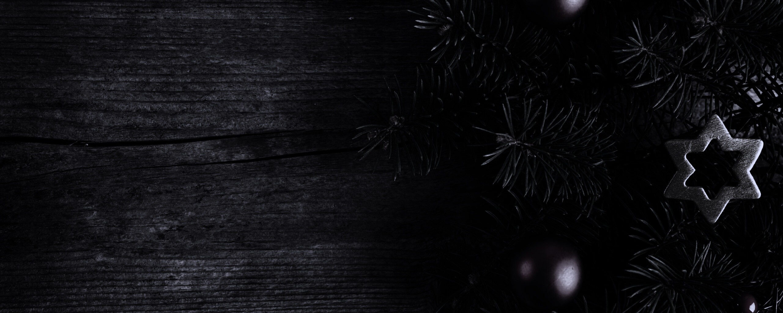 Новогодние игрушки на еловой ветке обои