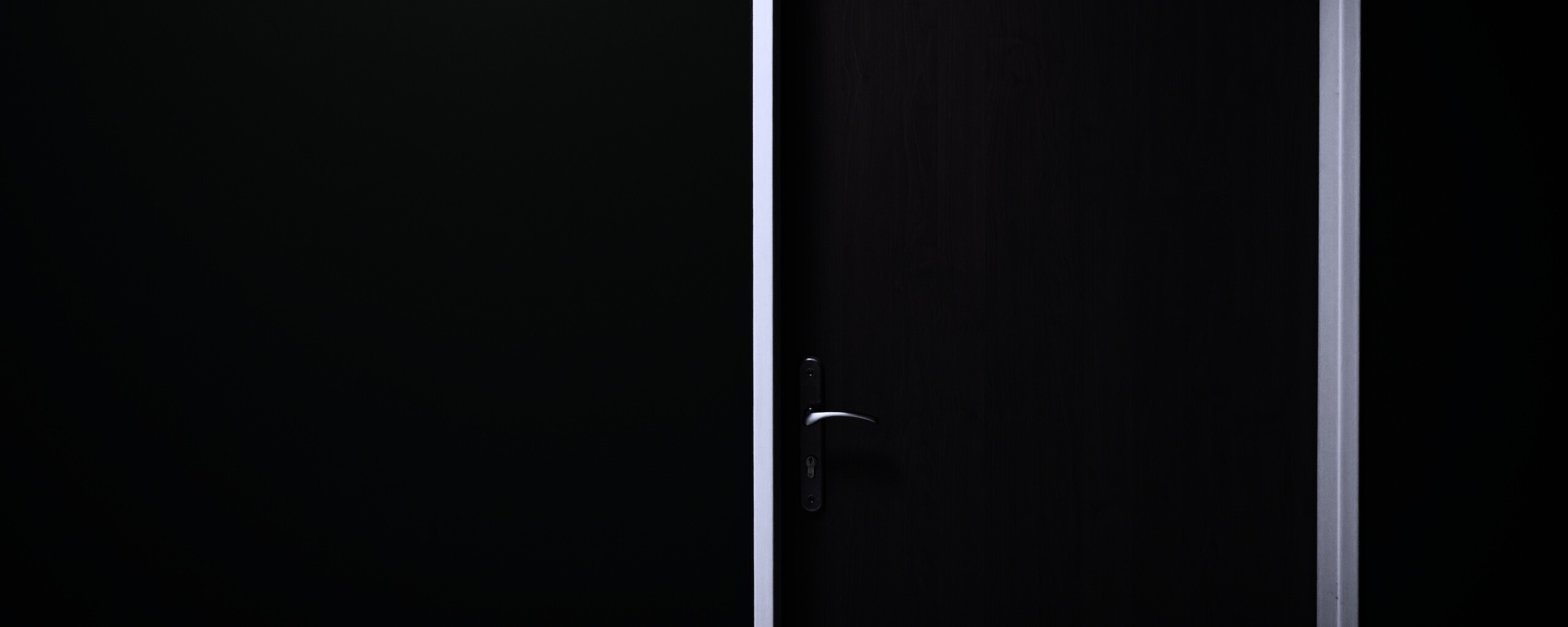 Дверь в стене обои