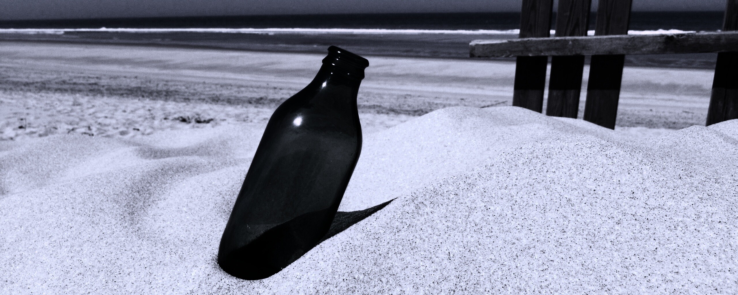 Бутылка на пляже обои