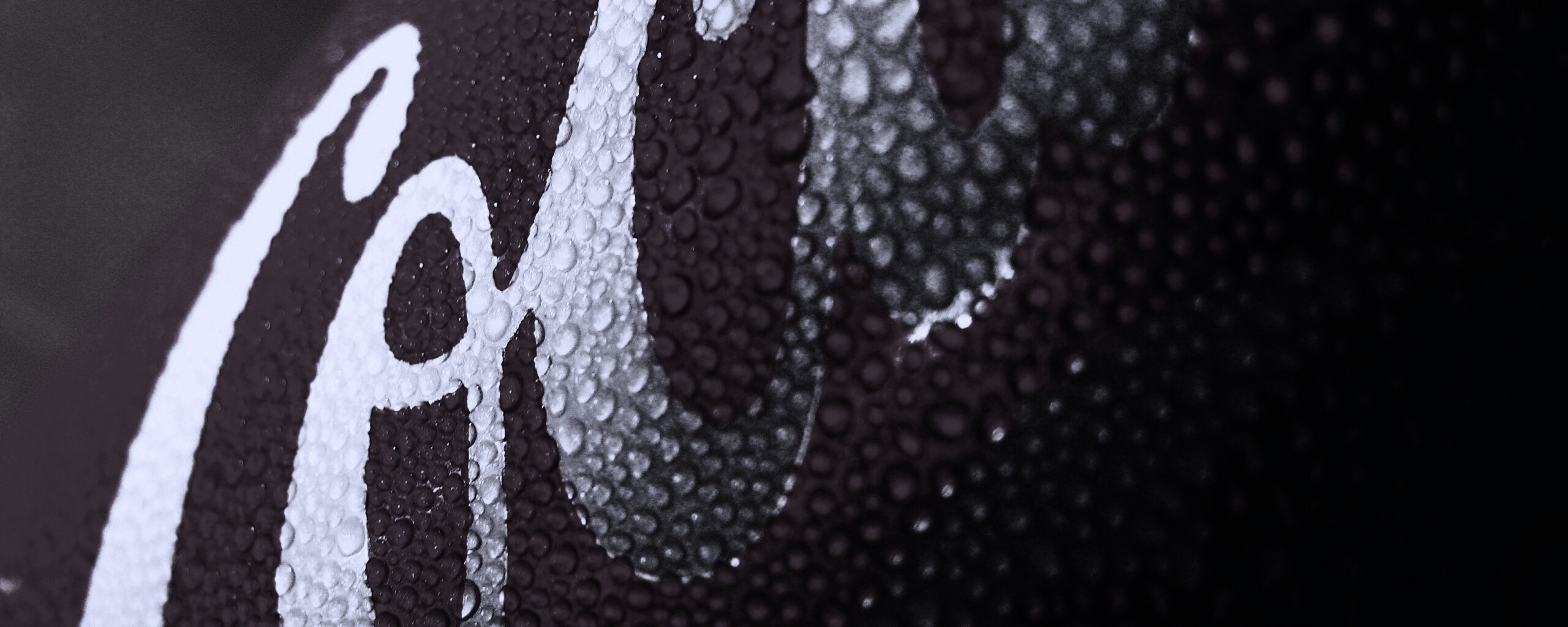 Запотевшая банка Кока-Колы обои