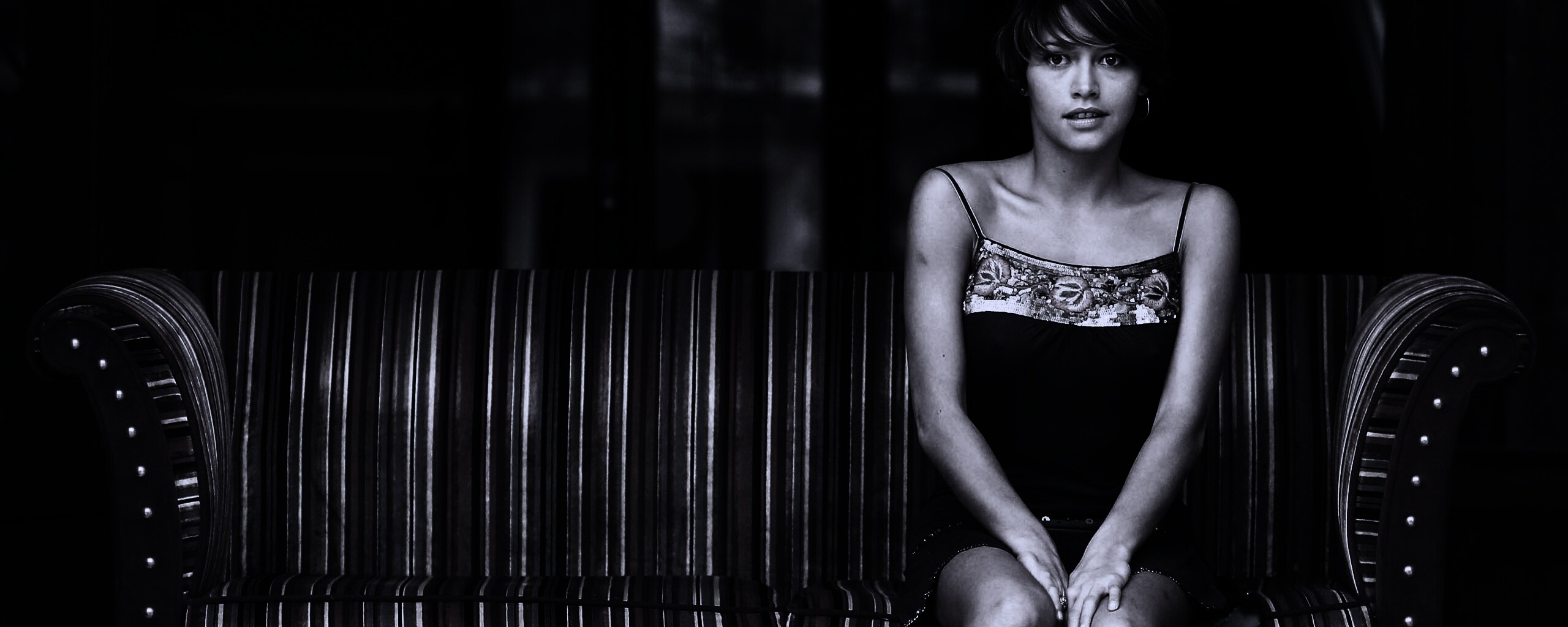 На диване обои