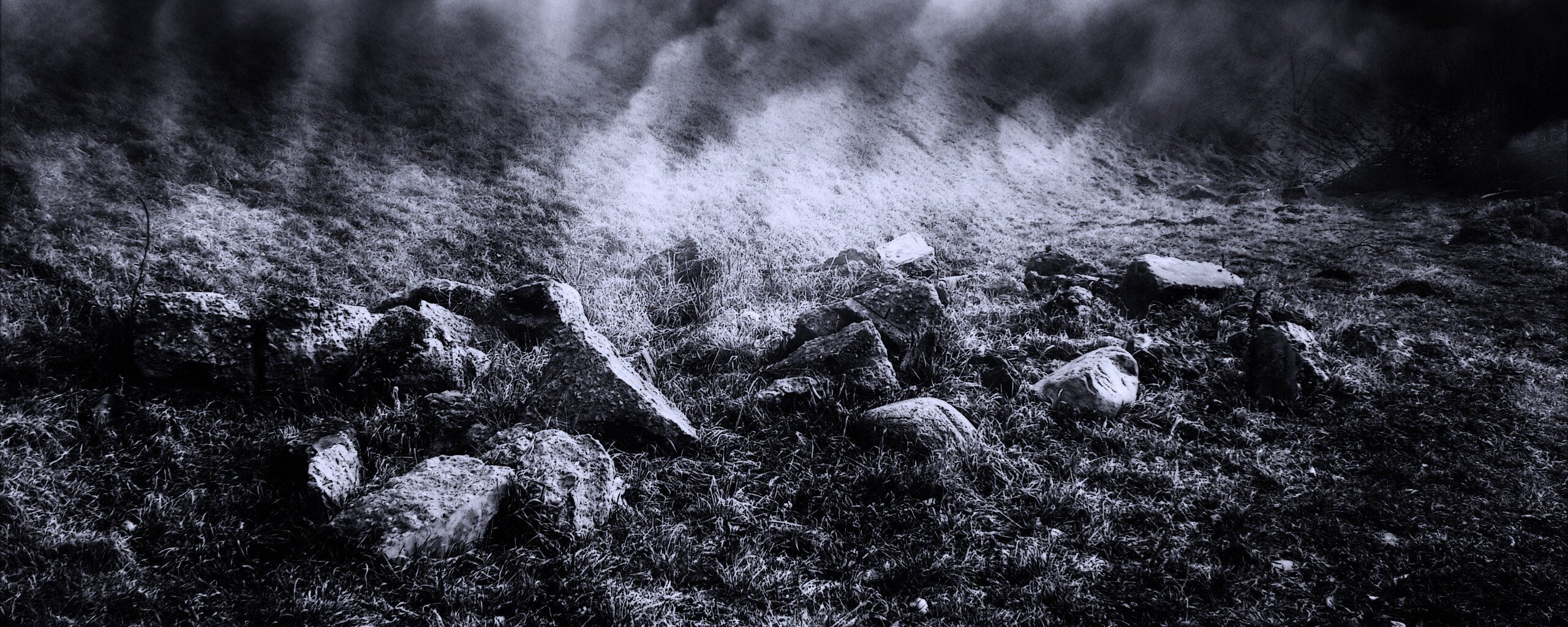 Камни под туманом обои