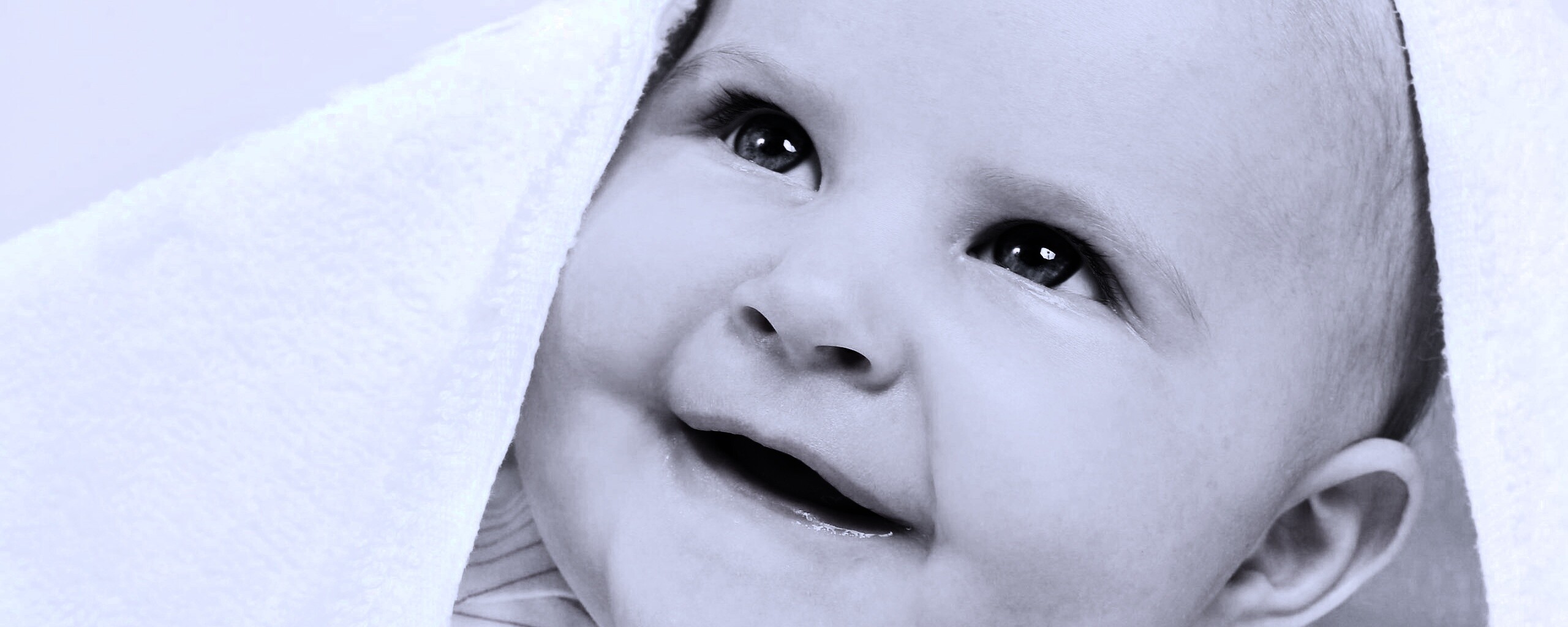 Малыш под полотенцем обои