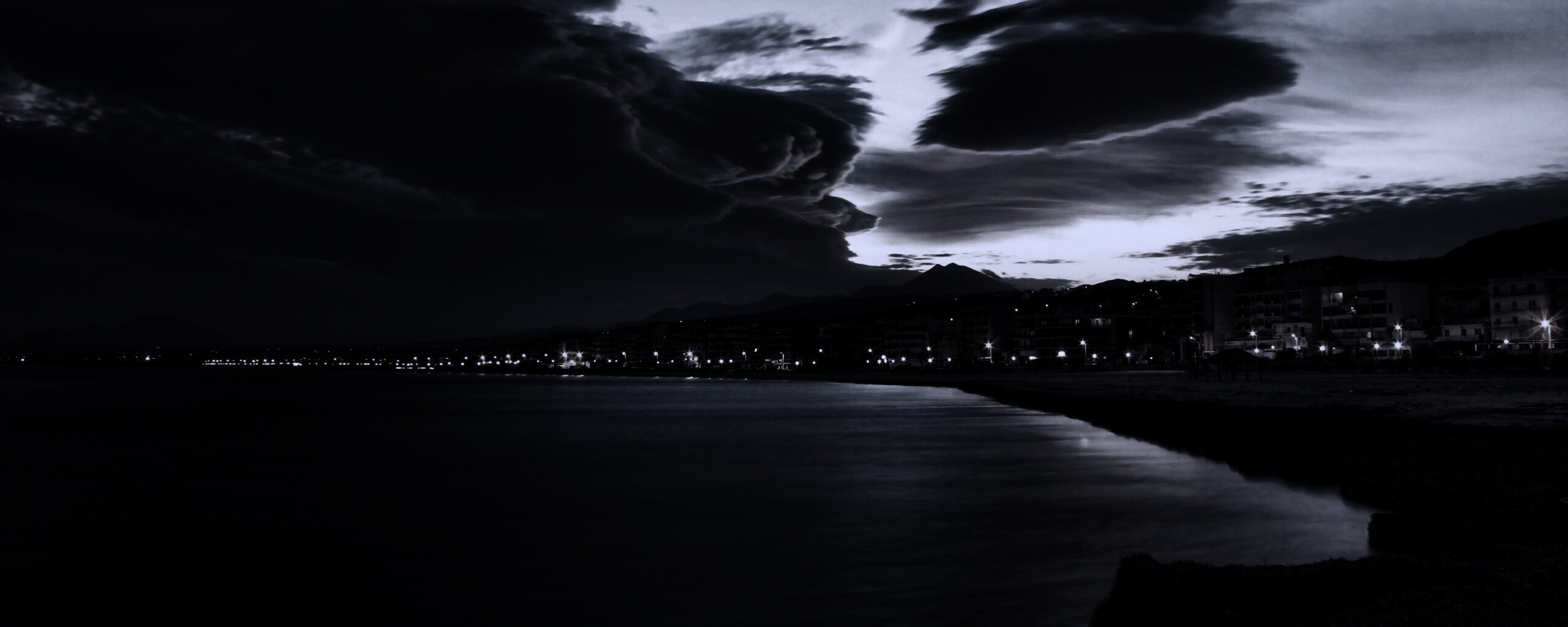 Красивый закат над городом у моря обои