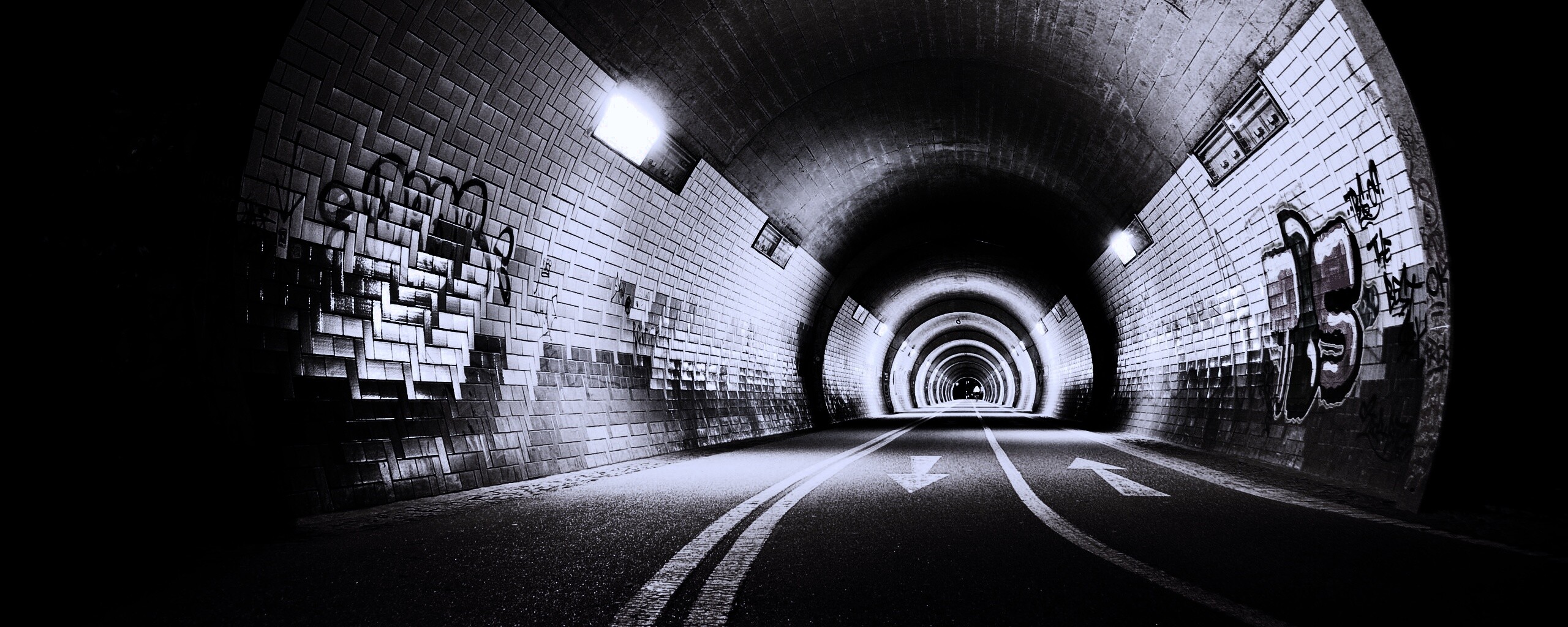 Тоннель и граффити на стенах обои