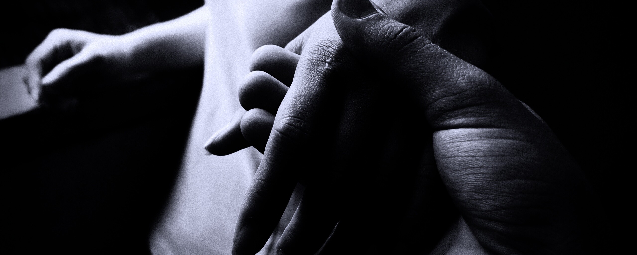 Прикосновение рук обои